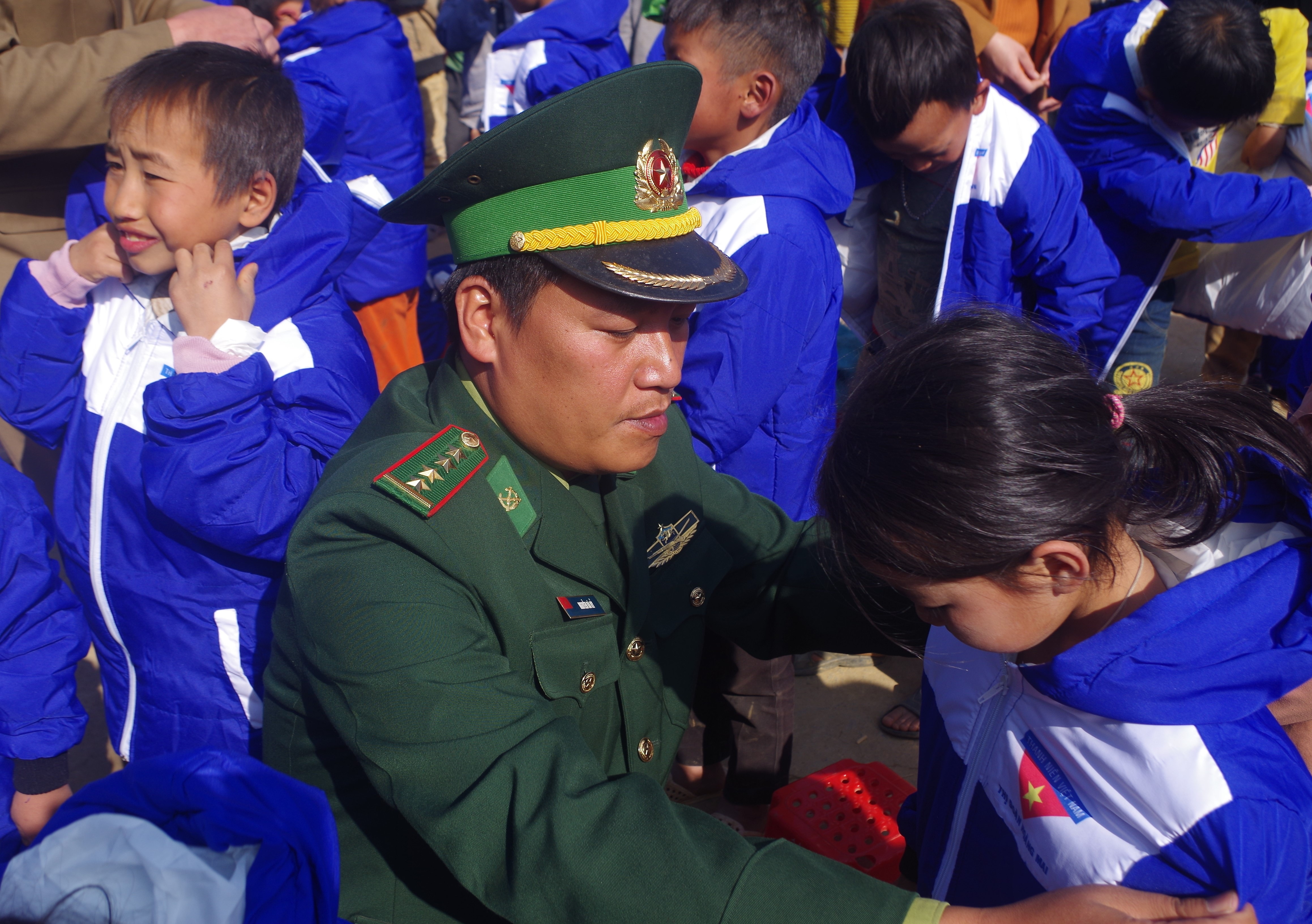 Bên cạnh đó, để giúp các hộ đồng bào nghèo, các gia đình chính sách trên địa bàn đóng quân đón Tết yên vui đầm ấm, đơn vị còn quyên góp được 290 triệu đồng tặng 580 suất quà cho đồng bào nghèo đón Tết. 