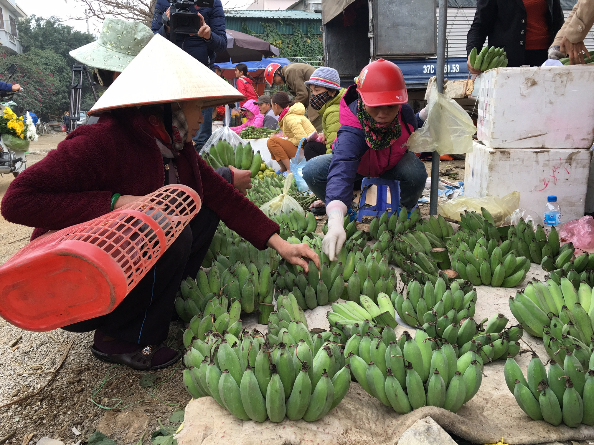 Người dân ở đây quanh năm gắn bó với biển nên ngày Tết thường rất chú trọng đến yếu tố tâm linh. Mâm ngũ quả cúng gia tiên được lựa chọn rất kỹ bởi họ quan niệm sự thành tâm của mình sẽ giúp cho gia đình yên ấm, mùa biển bội thu. Ảnh: Thanh Thủy