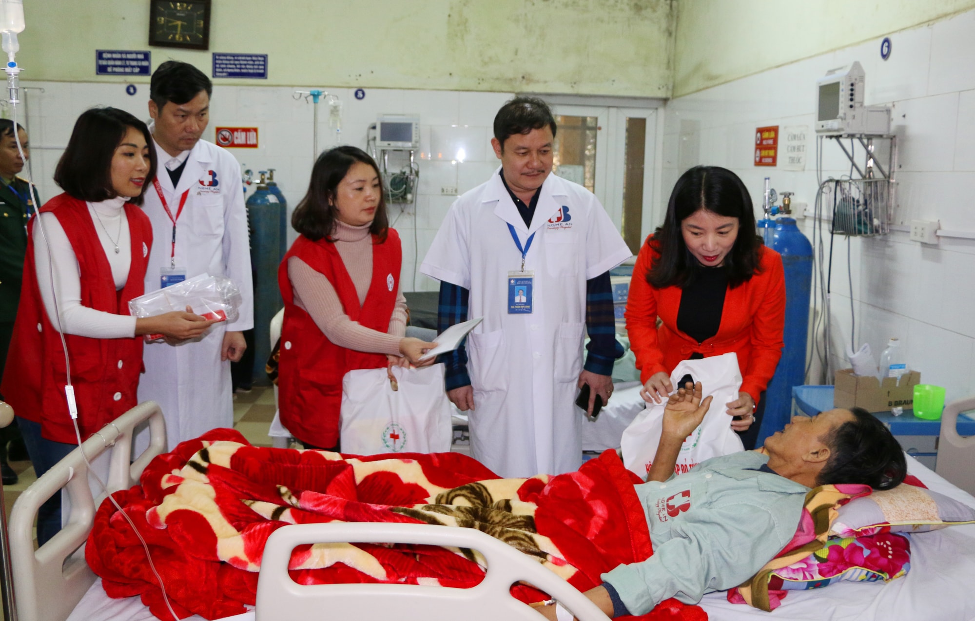 Đại diện Hội chữ thập đỏ Nghệ An, Bệnh viên Ung bướu Nghệ An trao quà Tết cho các bệnh nhân tại Phòng Hồi sức cấp cứu. Ảnh: Nguyễn Hải