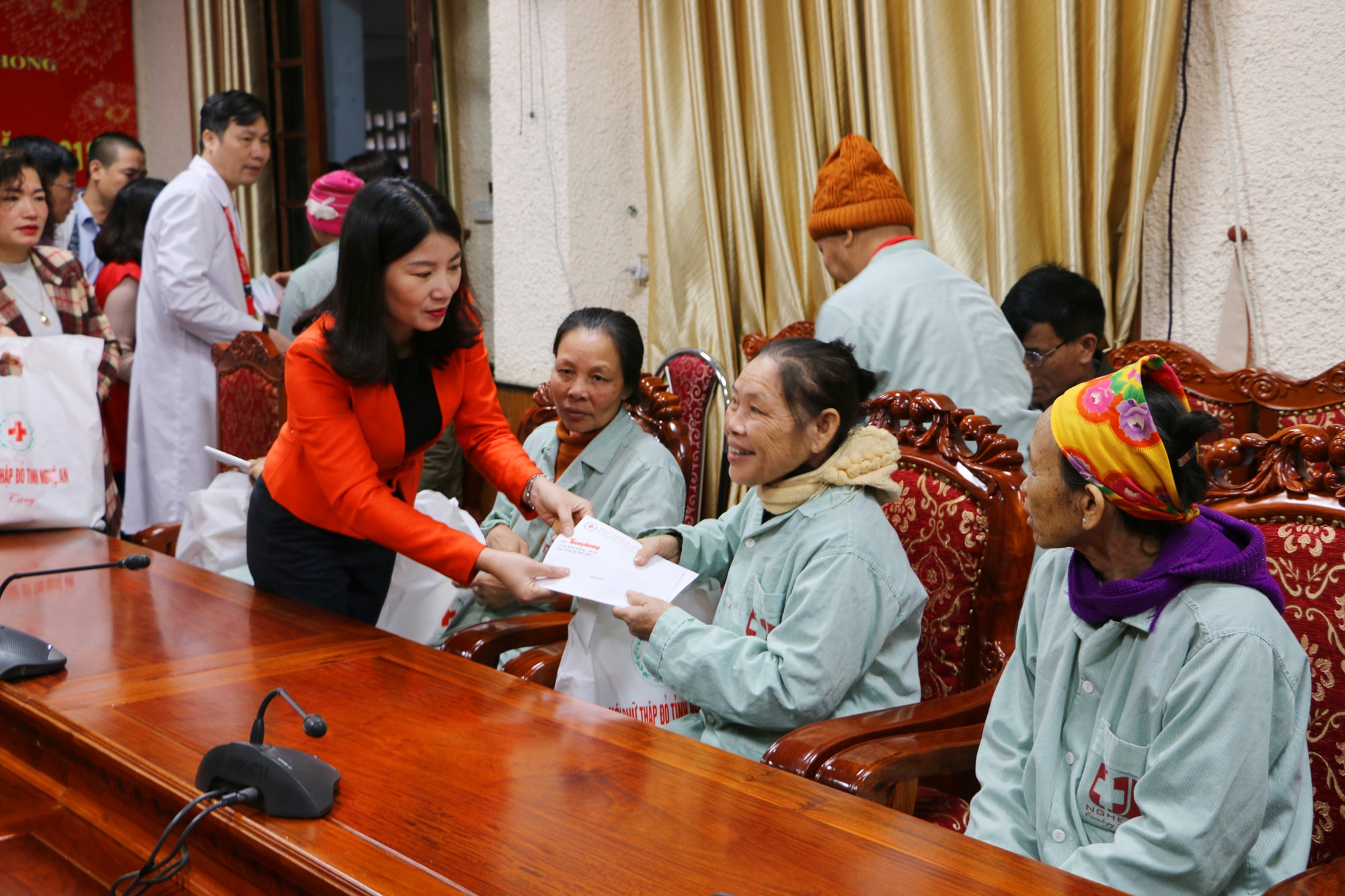 Bà Nguyễn Lương Hồng - Chủ tịch Hội chữ thập đỏ Nghệ An trao quà Tết cho các bệnh nhân đang điều trị tại Bệnh viện ung bướu. Ảnh: Nguyễn Hải