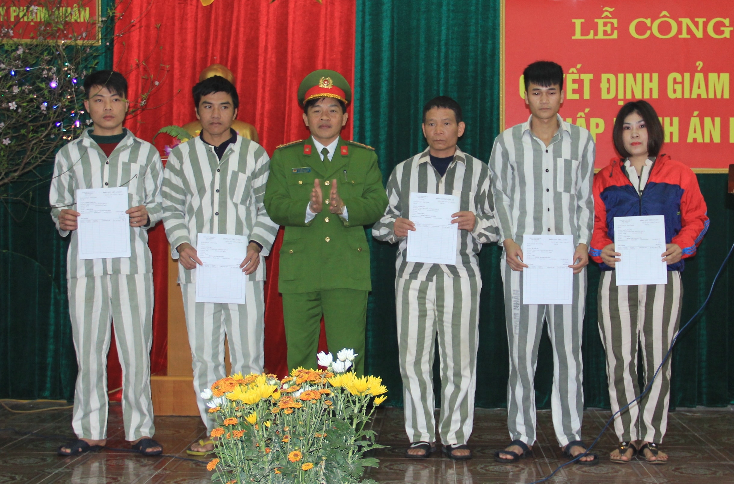 Dịp này, Cơ quan Thi hành án hình sự Công an tỉnh Nghệ An cũng tặng giấy khen, phần thưởng cho các tập thể, phạm nhân có thành tích trong cải tạo, chấp hành nội quy trại giam. Ảnh: Phạm Bằng