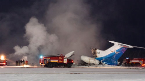 Máy bay Tu-154B-2 bốc cháy và phát nổ trên sân bay Surgut - Ảnh: RIA Novosti