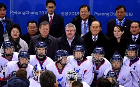 Đội tuyển nữ hockey trên băng liên Triều chụp ảnh cùng lãnh đạo Triều Tiên và Hàn Quốc. Ảnh: Reuters