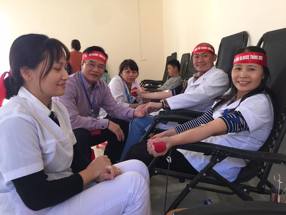 Cán bộ ngành y tế tham gia hiến máu để cứu người trong dịp Tết. Ảnh: Thành Chung.