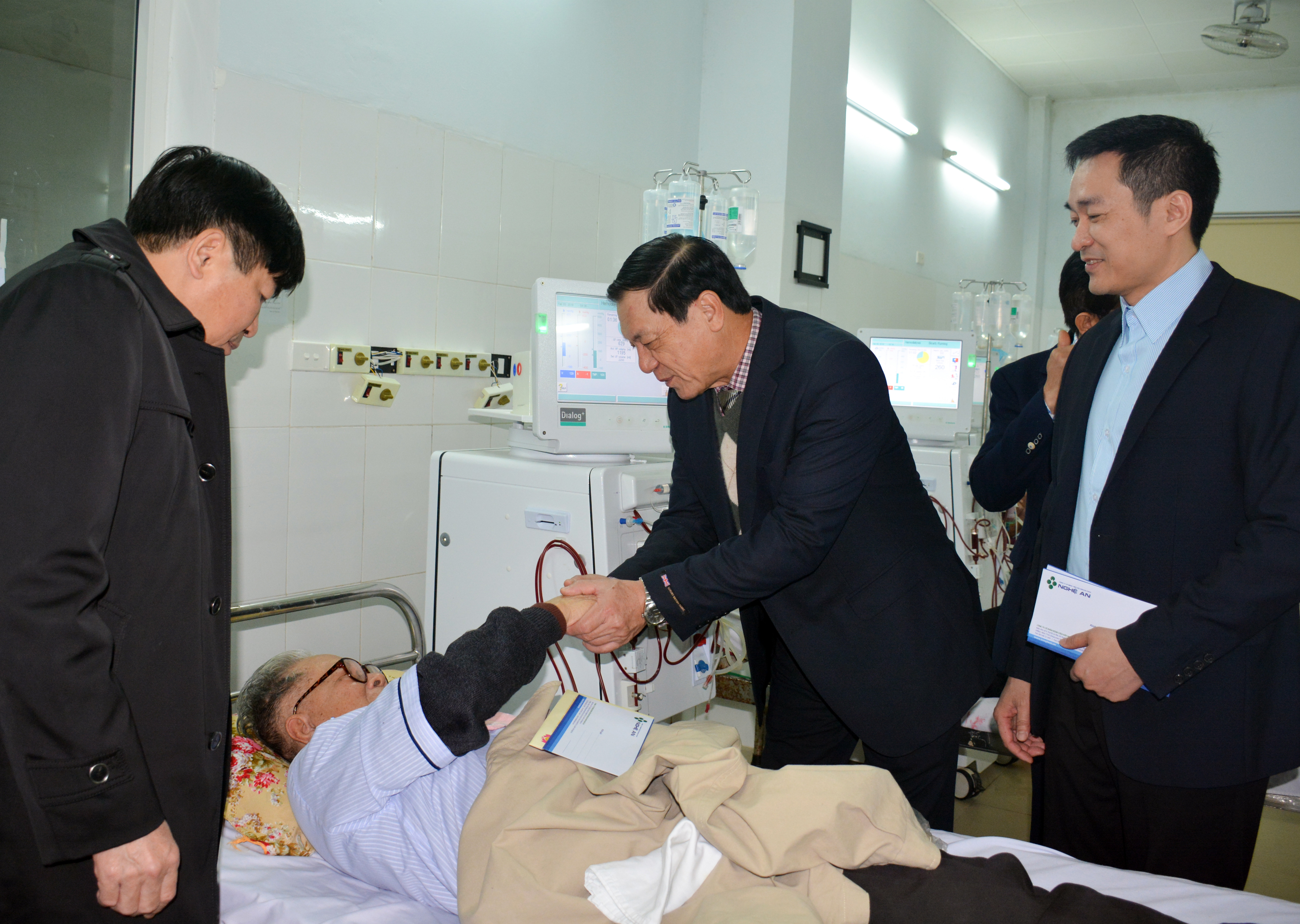 Lãnh đạo tỉnh Nghệ An thăm hỏi tặng quà Tết cho các bệnh nhân đang điều trị tại Bệnh viện Hữu nghị Đa khoa. Ảnh: Thành Chung