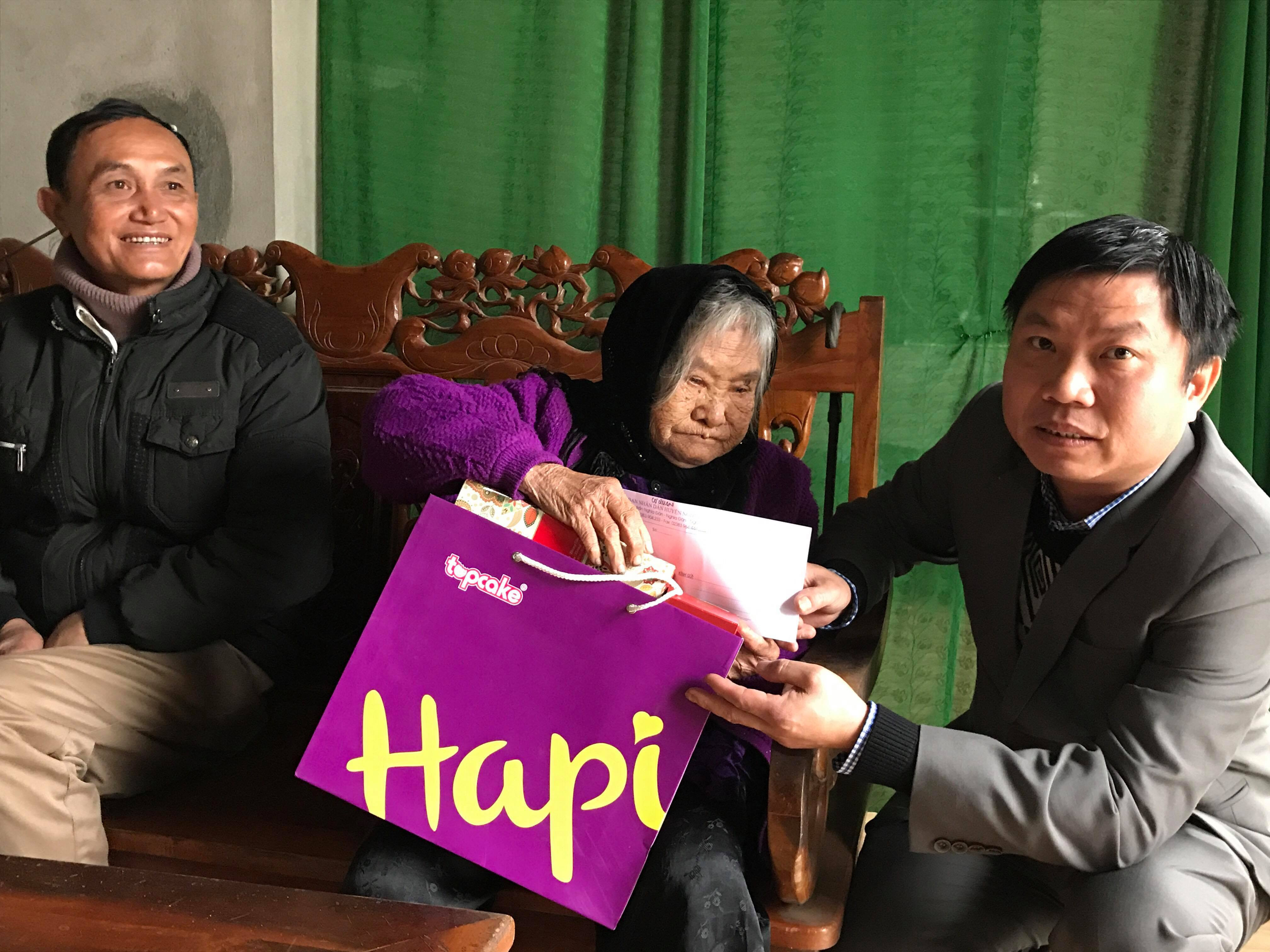 UBND huyện Nghĩa Đàn tổ chức tổ chức, thăm hỏi tặng quà mẹ liệt sỹ Nguyễn Thị Bính ở xóm 15 xã Nghĩa Trung.
