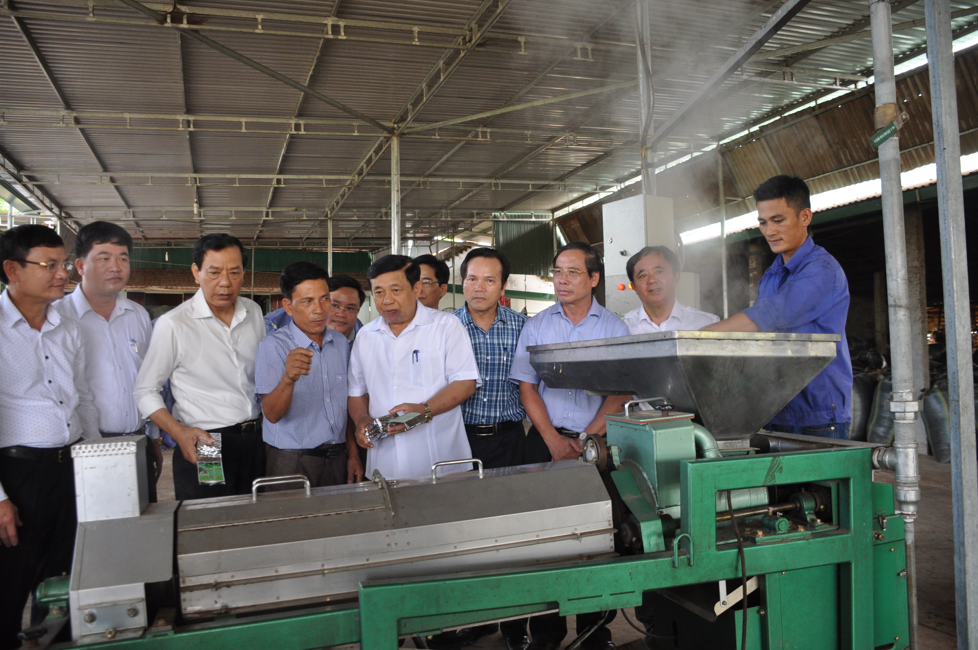 Chủ tịch UBND tỉnh thăm dây chuyền sản xuất chè Tencha công nghệ Nhật Bản  ở xã  Hùng Sơn (Anh Sơn).  Ảnh: Thu Huyền