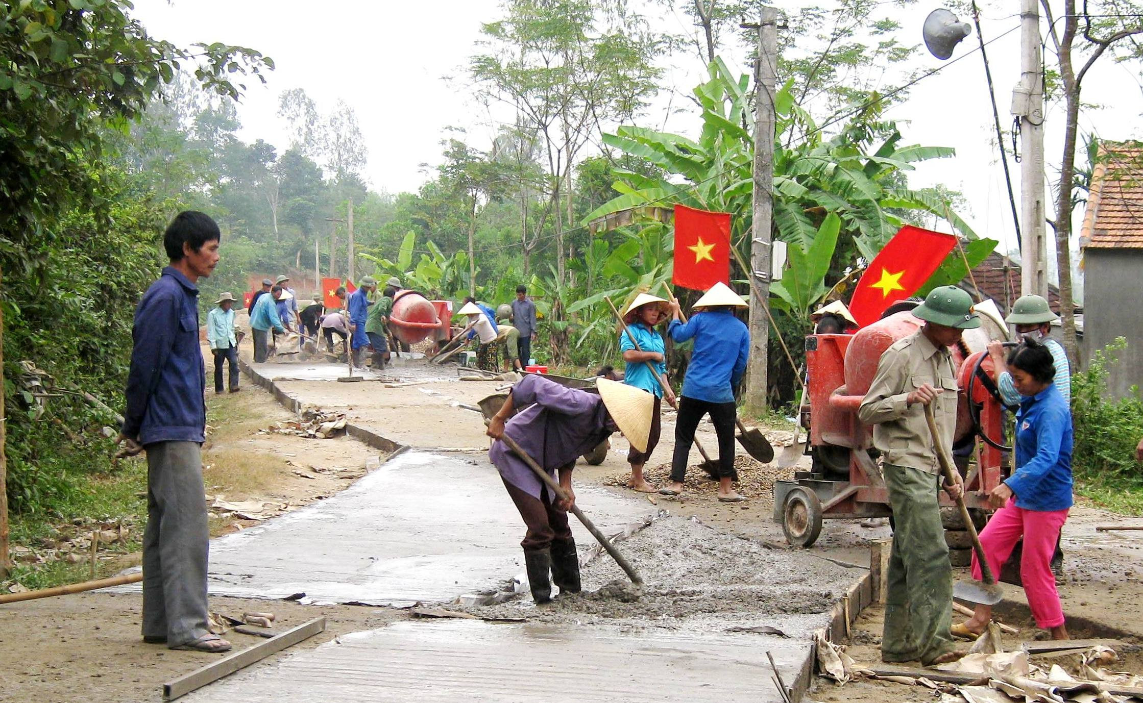Làm đường giao thông nông thôn mới ở xã Tào Sơn (Anh Sơn). Ảnh: Lương Mai