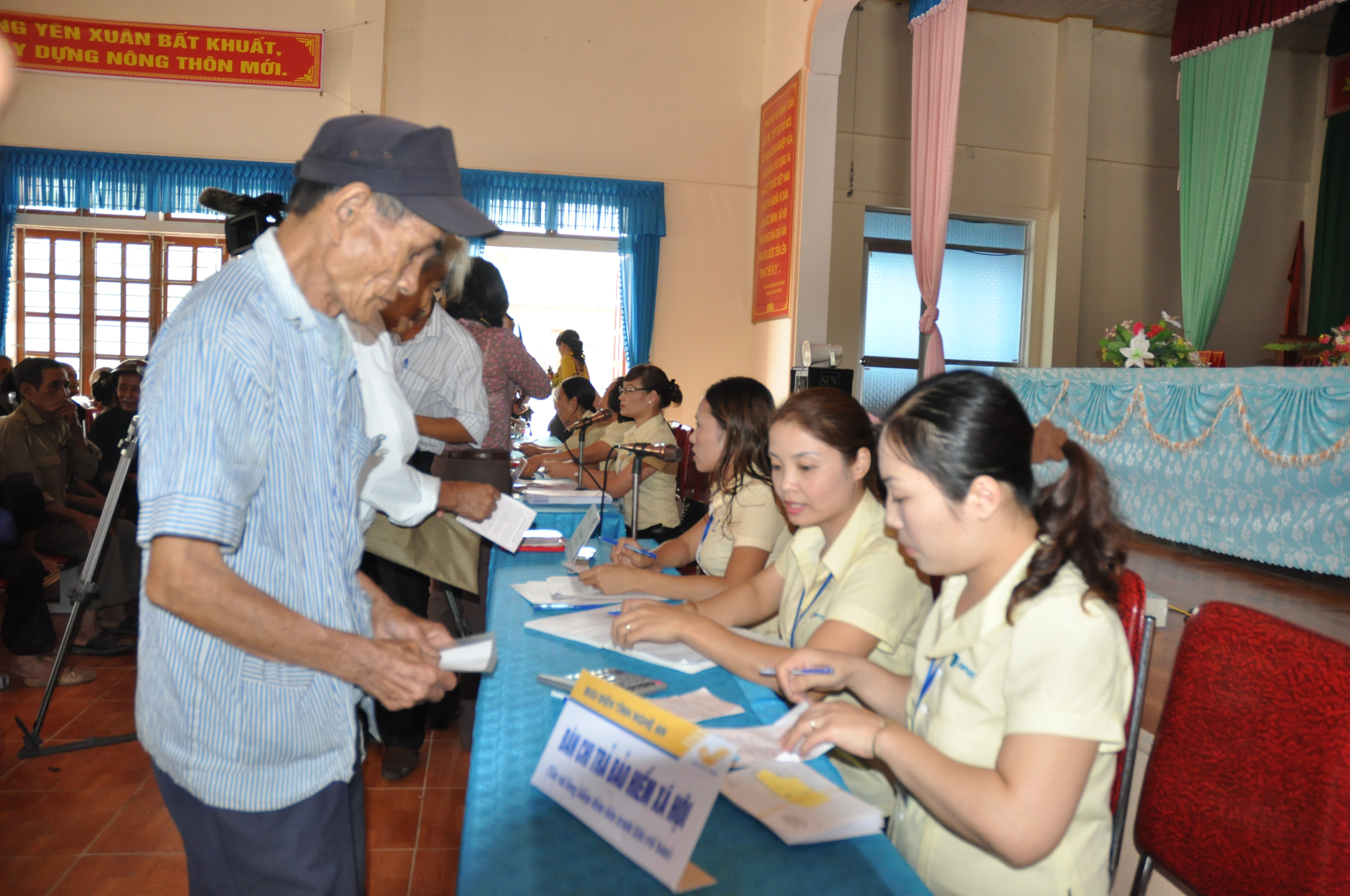 Người dân nhận lương hưu tại xã Lĩnh Sơn, huyện Anh Sơn.