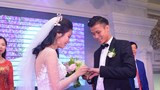 Trung vệ Quế Ngọc Hải lịch lãm trao nhẫn cưới cho cô dâu đẹp như hoa khôi