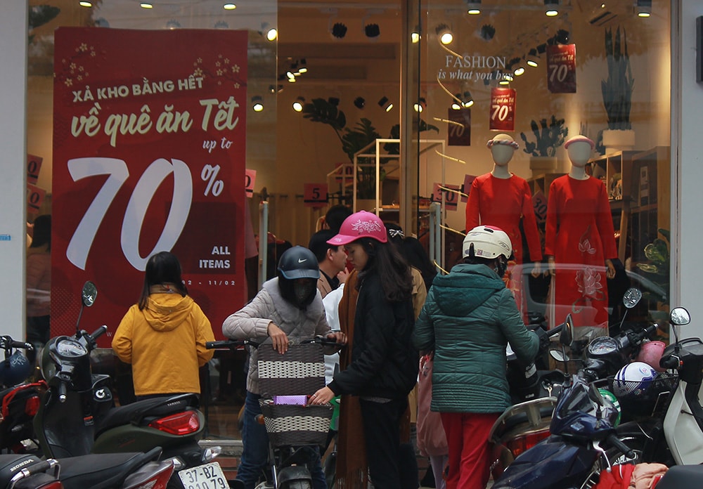 Người dân mua sắm Ảnh: Chu Thanh