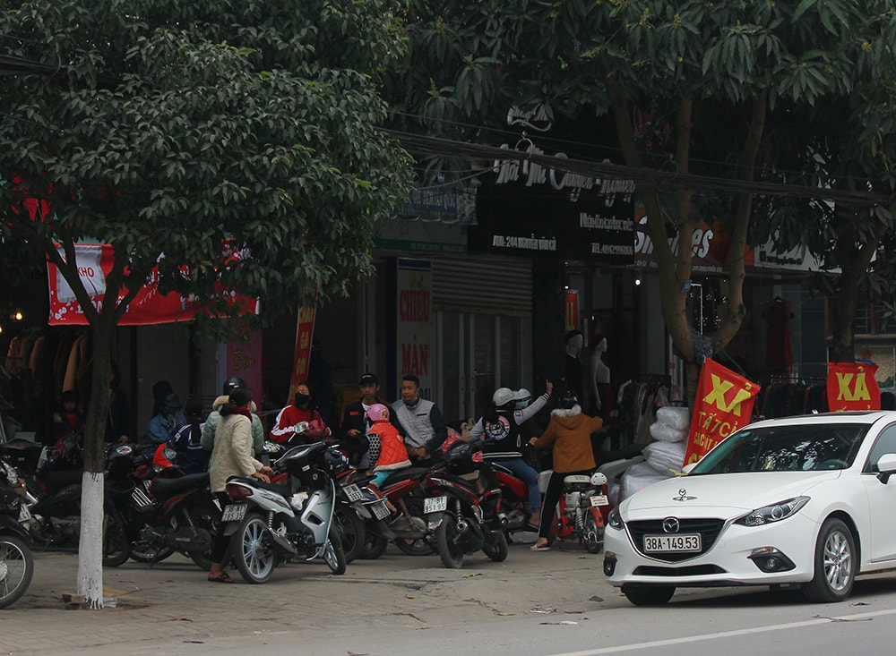 Người dân mua sắm Ảnh: Chu Thanh