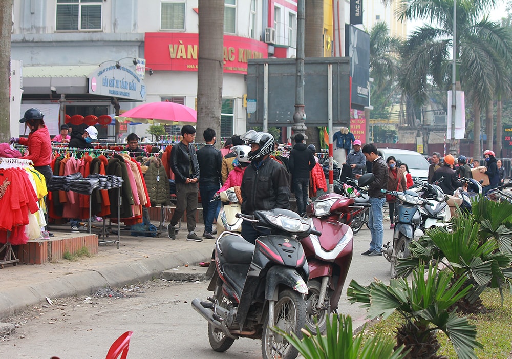 Người dân mua sắm Ảnh: Chu Thanh