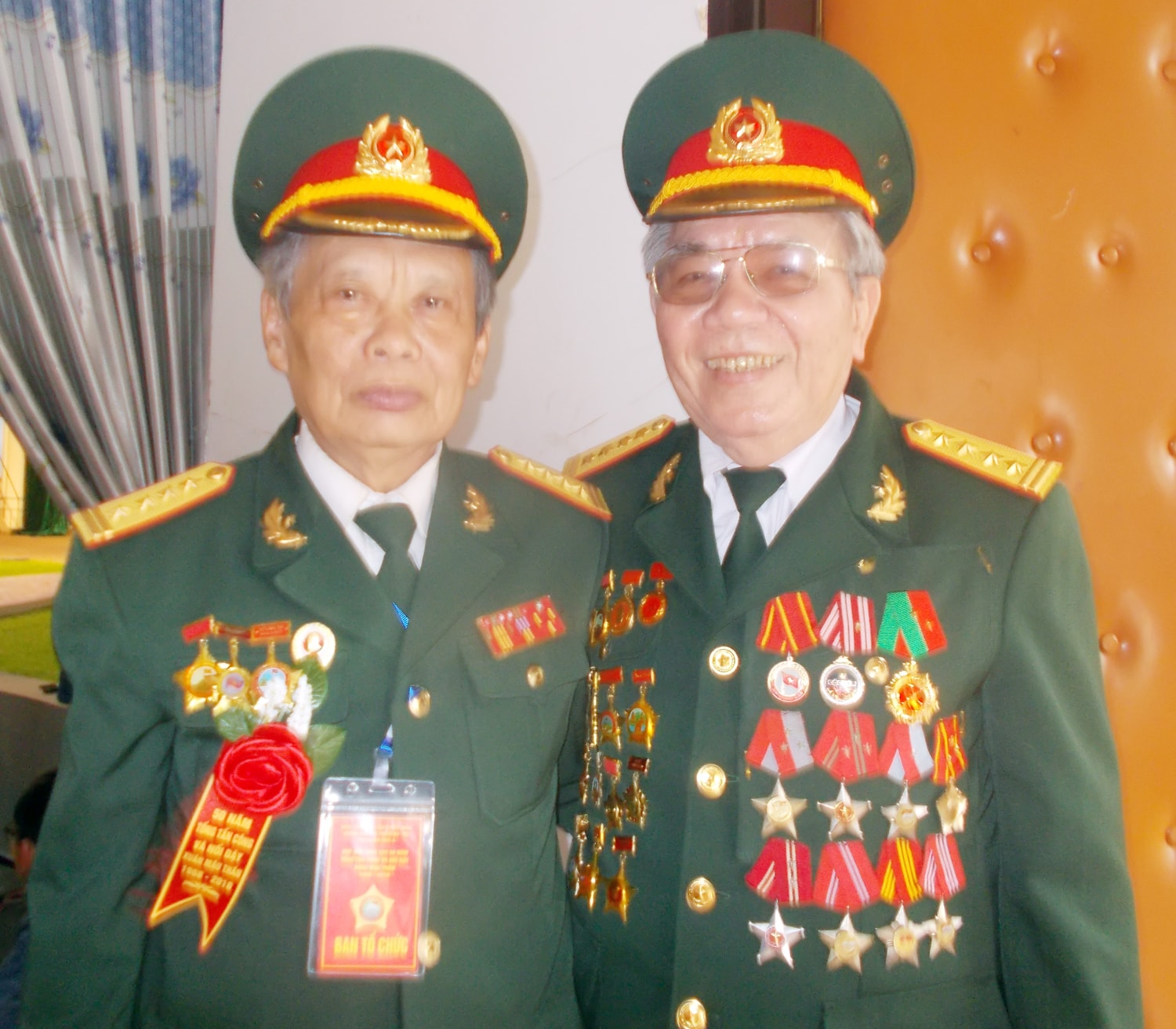 Đại tá Hồ Hữu Lạn (phải) cùng đồng đội trong dịp thăm lại chiến trường xưa. Ảnh: Công Kiên