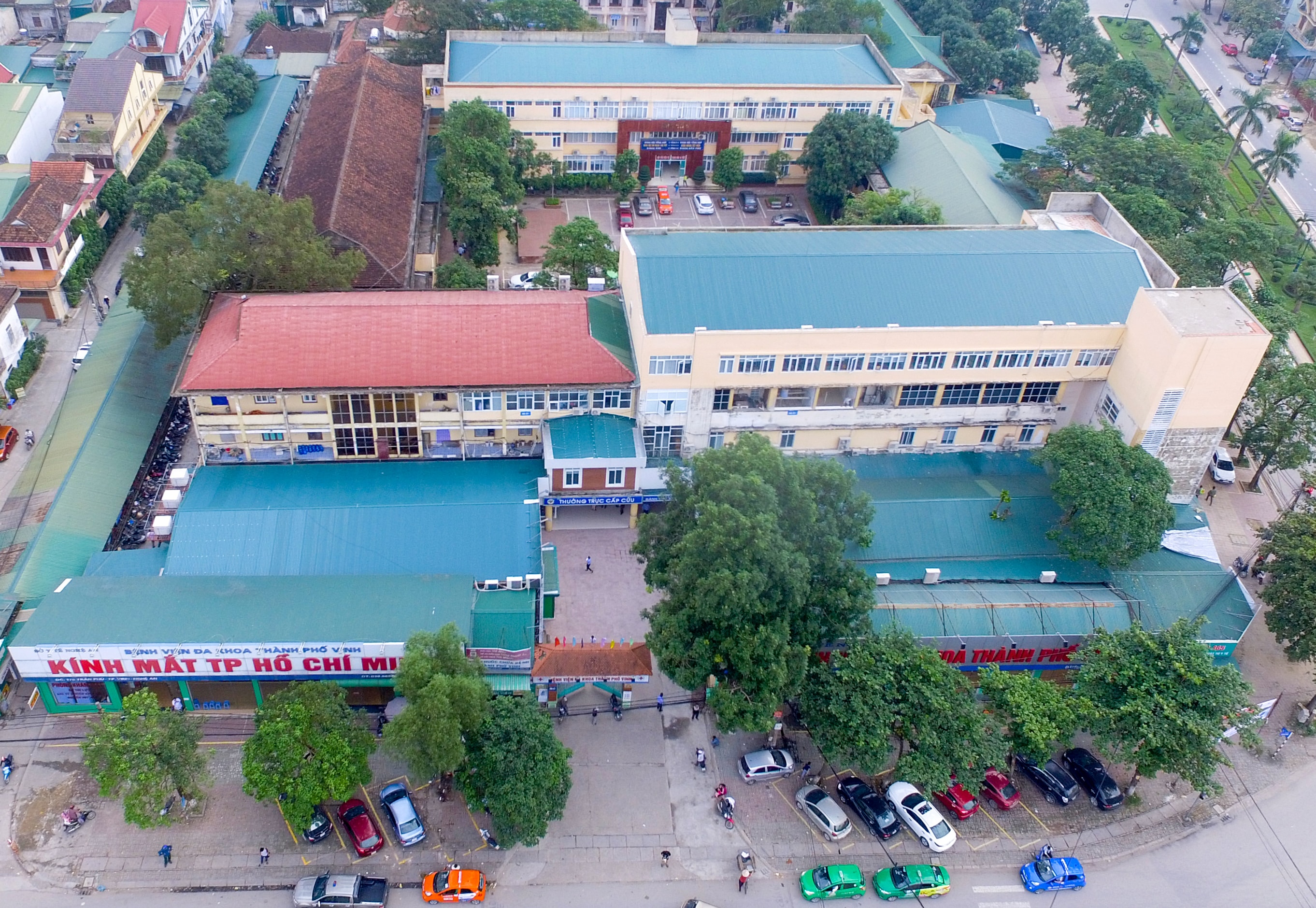 Bệnh viện Đa khoa Thành phố Vinh: Đổi mới toàn diện - Phát triển bền vững - Hài lòng người bệnh. Ảnh: Sách Nguyễn
