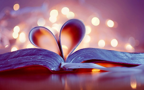 Sách: Tặng sách –  món quà này dường như bị “lạc quẻ” trong dịp Valentine. Nhưng ít ai biết rằng một cuốn sách với những bài học ý nghĩa về tình yêu, về giá trị của hôn nhân hay một câu chuyện tình với nhiều sóng gió và rồi cả hai có được hạnh phúc viên mãn sau khi vượt qua khó khăn…Một cuốn sách như thế sẽ là dịp cả hai lắng đọng lại, cùng suy nghĩ về những việc đã xảy ra giúp vợ chồng bạn thêm yêu thương nhau hơn. Ảnh: Internet