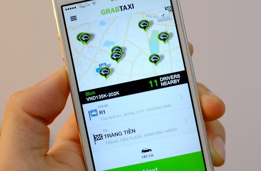 Gần Tết, khách đi Grab, Uber phải trả giá gấp 2-3 lần ngày thường.