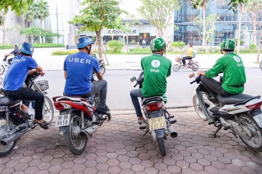  nhiều khách hàng sử dụng dịch vụ của Grab, Uber phản ánh hệ thống báo tăng giá suốt ngày, trong khi thông thường việc này chỉ xảy ra vào khung giờ cao điểm.