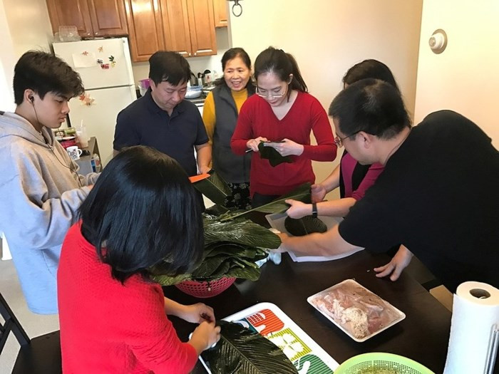 Các thành viên trong cộng đồng người Việt tại Mỹ cùng nhau chuẩn bị đồ gói bánh chưng.