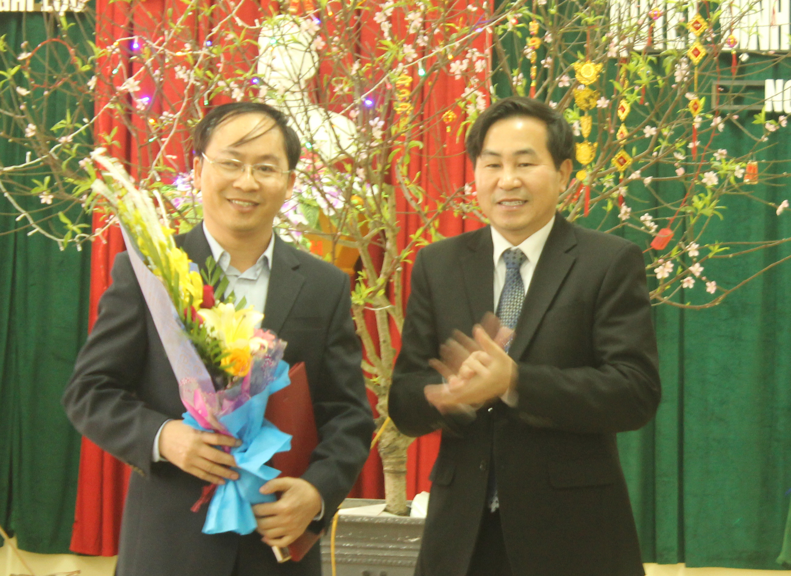 Bác sĩ Nguyễn Xuân Hồng cùng Đoàn đến thăm và tặng quà cho bệnh nhân đang điều trị tại Khoa Hồi Sức cấp cứu Bệnh viện Đa Khoa Nghi Lộc