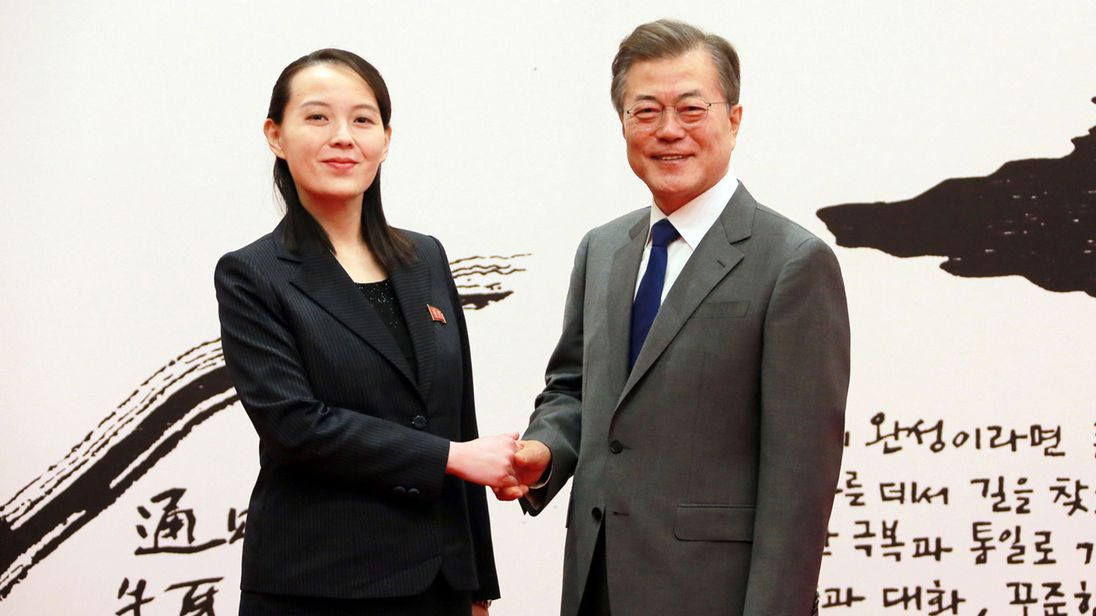 Cái bắt tay lịch sử giữa ông Moon Jae-in và bà Kim Yo-jong (Sky News)