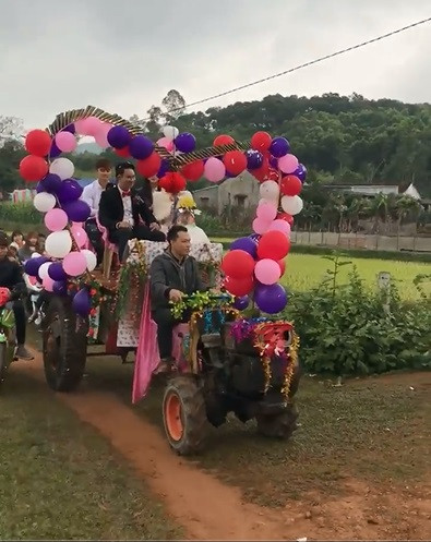 Màn rước dâu bằng xe công nông thu hút rất nhiều người xem. Ảnh: Tuấn Anh