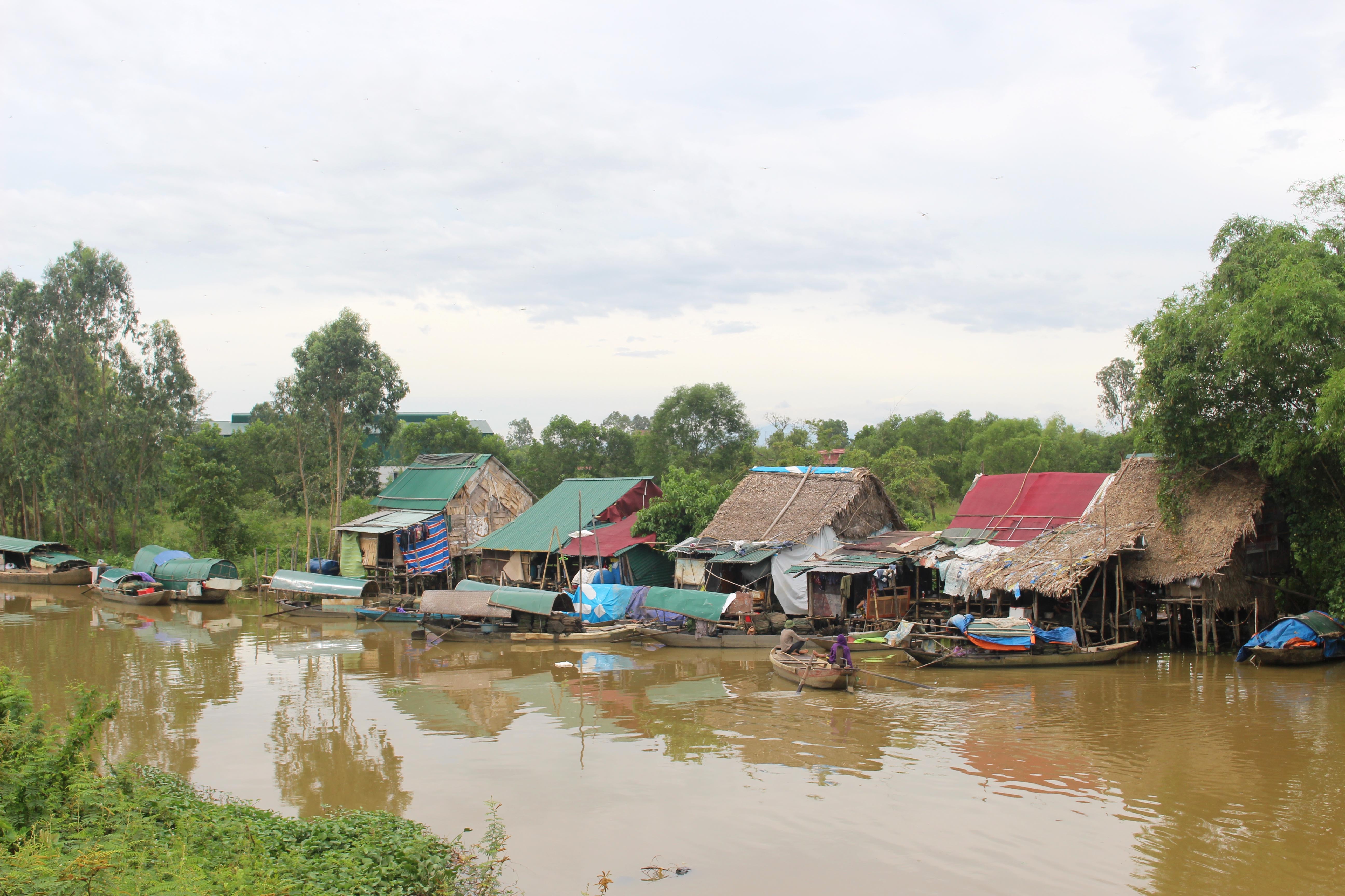 Làng chài ven sông Cửa Tiền với những con đò nhỏ cắm sào đứng đợi bên những mái lều tạm chênh vênh như trái ngược với khung cảnh thành Vinh. Ảnh: Huy Thư