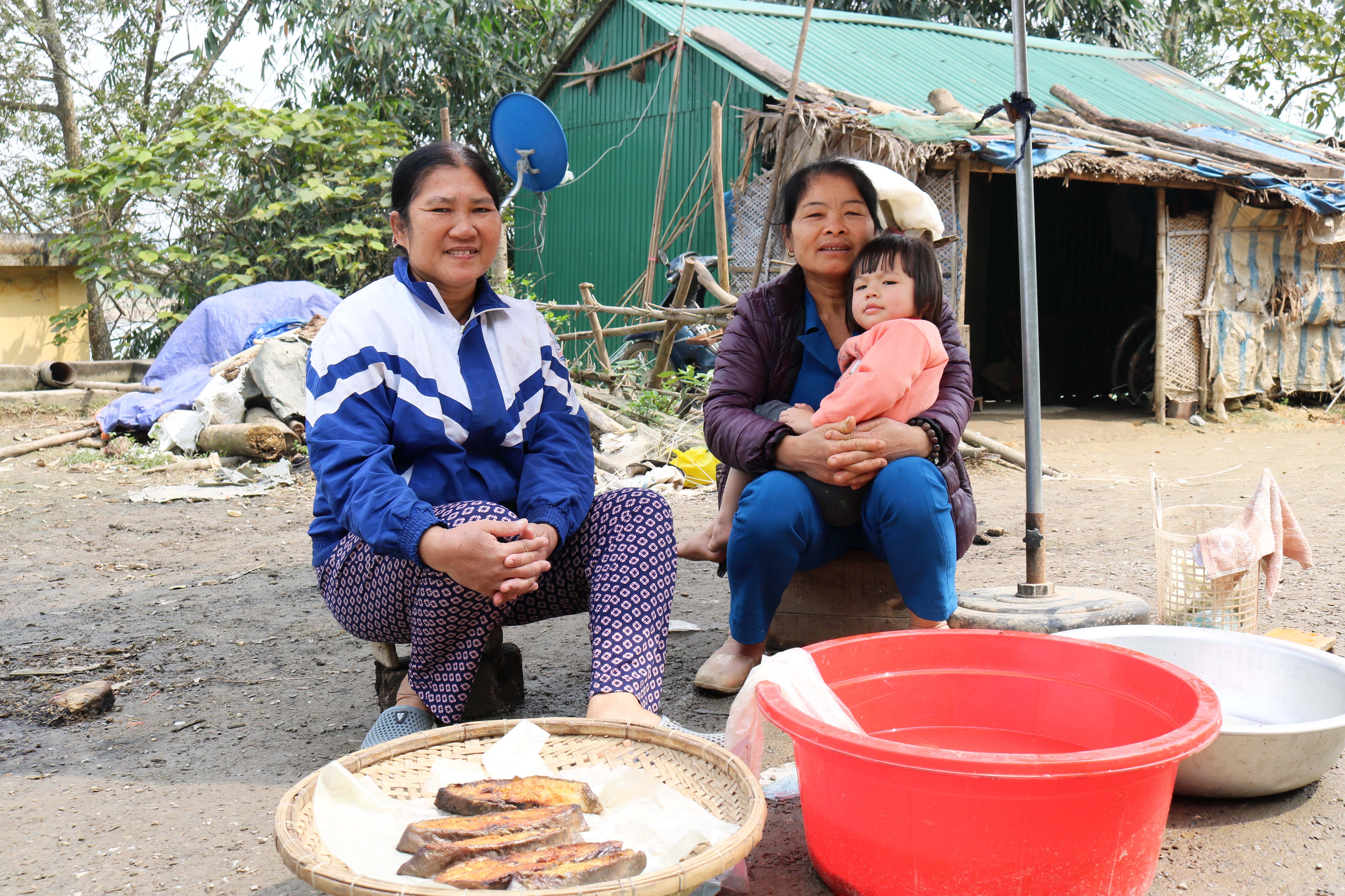 Những người phụ nữ xóm chài cố bán thêm ít cá trong ngày cuối năm để kiếm tiền mua sắm tết. Ảnh: Huy Thư