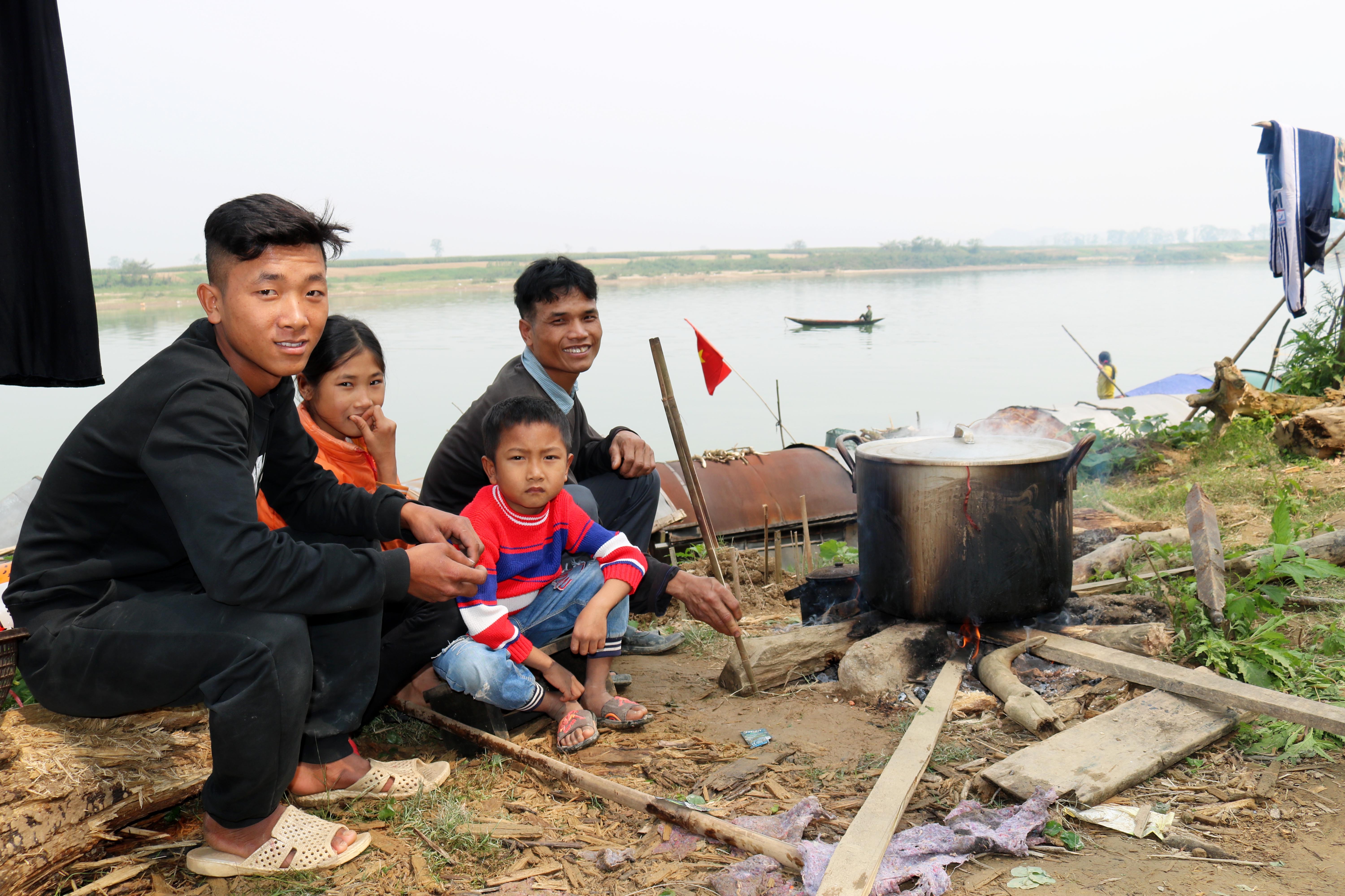  Mùi bánh chưng thoang thoảng xen với mùi khói bếp như làm ấm hơn không khí tết ở xóm nghèo. Ảnh: Huy Thư