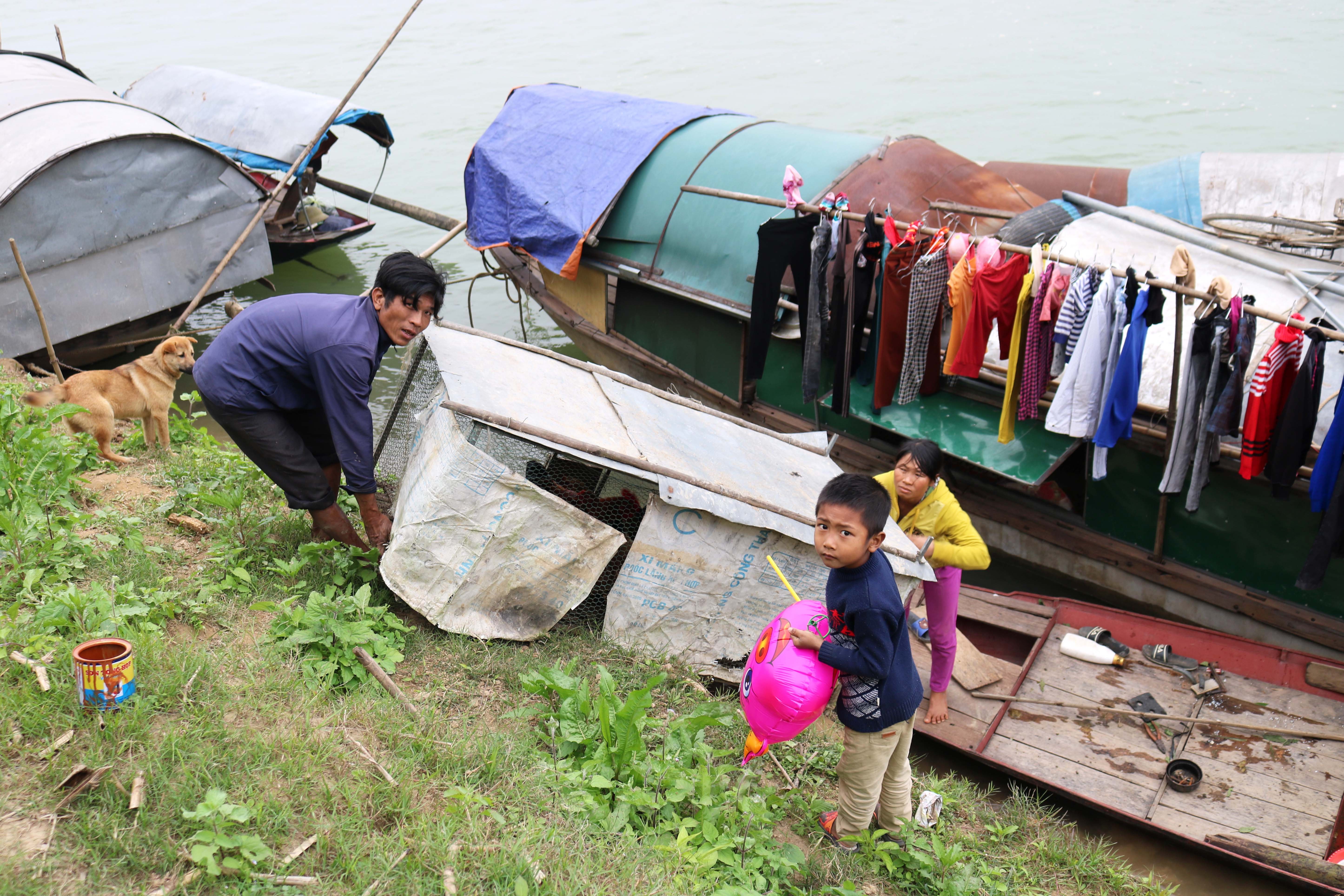 8.    Từ cầu Bến Thủy ngược dòng sông Lam và các phụ lưu của nó, biết bao làng chài đang mưu sinh trên những chiếc thuyền nhỏ lênh đênh. Người dân vạn đò không chỉ khó khăn chật vật trong không gian sinh hoạt, bấp bênh trong kế sinh nhai, mà việc học hành của con cái cũng không kém phần vất vả. Trong ảnh: Trẻ em làng chài tận dụng mảnh đất nhỏ ven sông Lam để chơi thể thao. Ảnh: Huy Thư