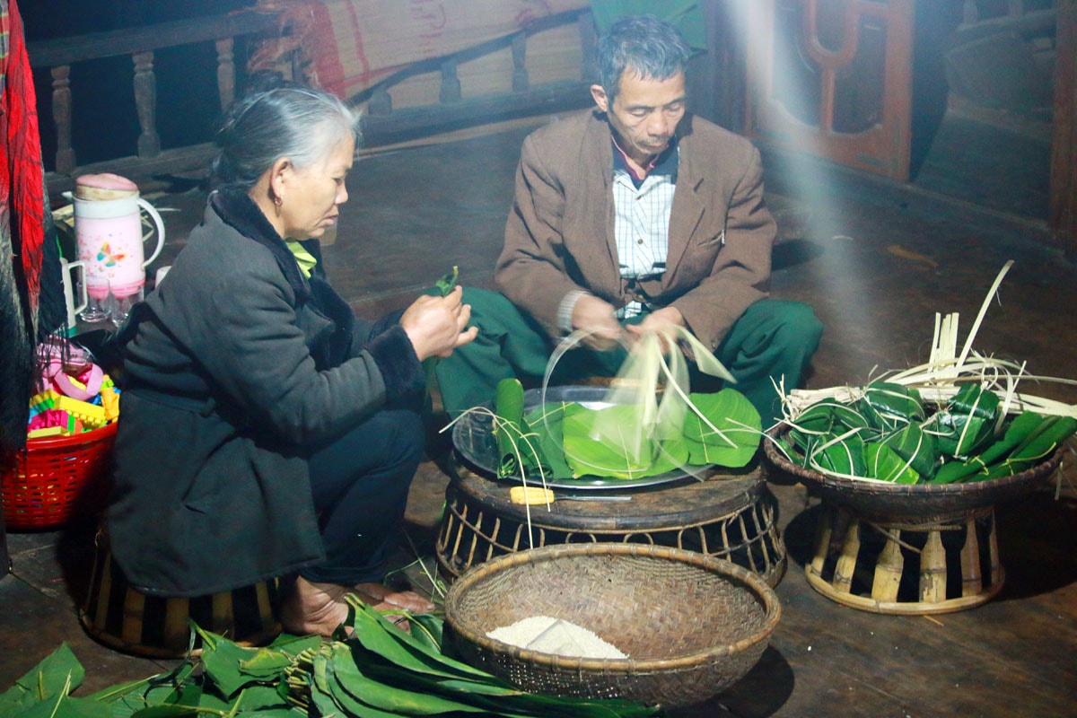 Cũng như nhiều cộng đồng khác, bà con người Thái ở bản Đình gói bánh chưng cúng tổ tiên. Bánh được chuẩn bị cầu kỳ và đích thân những trụ cột gia đình tự tay gói bánh. Ảnh : Hữu Vi