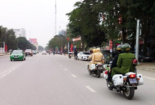 Lực lượng công an tăng cường tuần tra trên các trục đường để phát hiện, ngăn ngừa các hành vi vi phạm pháp luật. Ảnh: Phạm Bằng