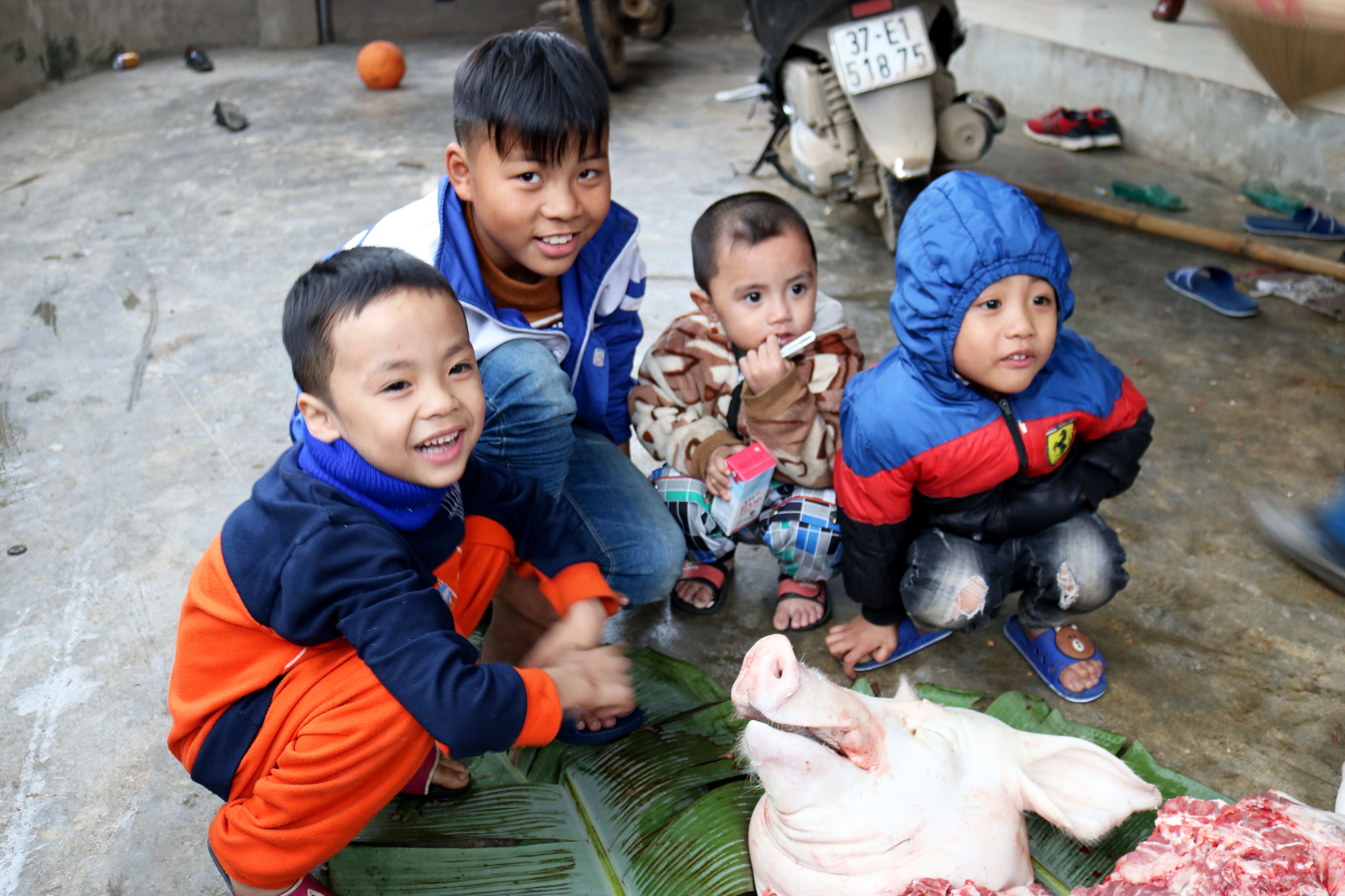 Ngày đụng thịt tết, những người phụ nữ quanh năm chỉ quen cấy hái cũng trở thành tay “phường thịt” bất đắc dĩ. Ảnh: Huy Thư