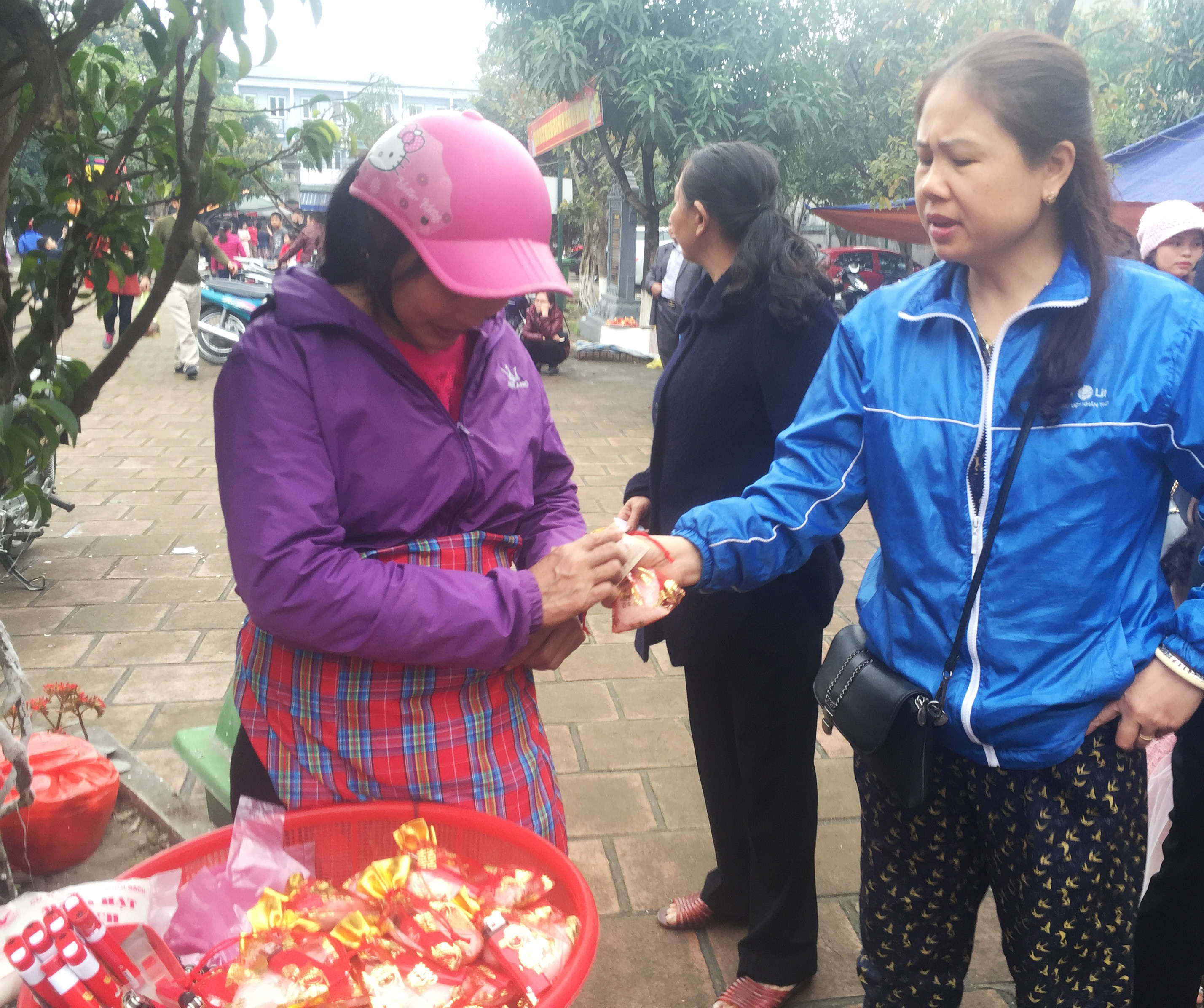 Người dân mua muối đầu năm ở đền Hồng Sơn. Ảnh: Việt Phương