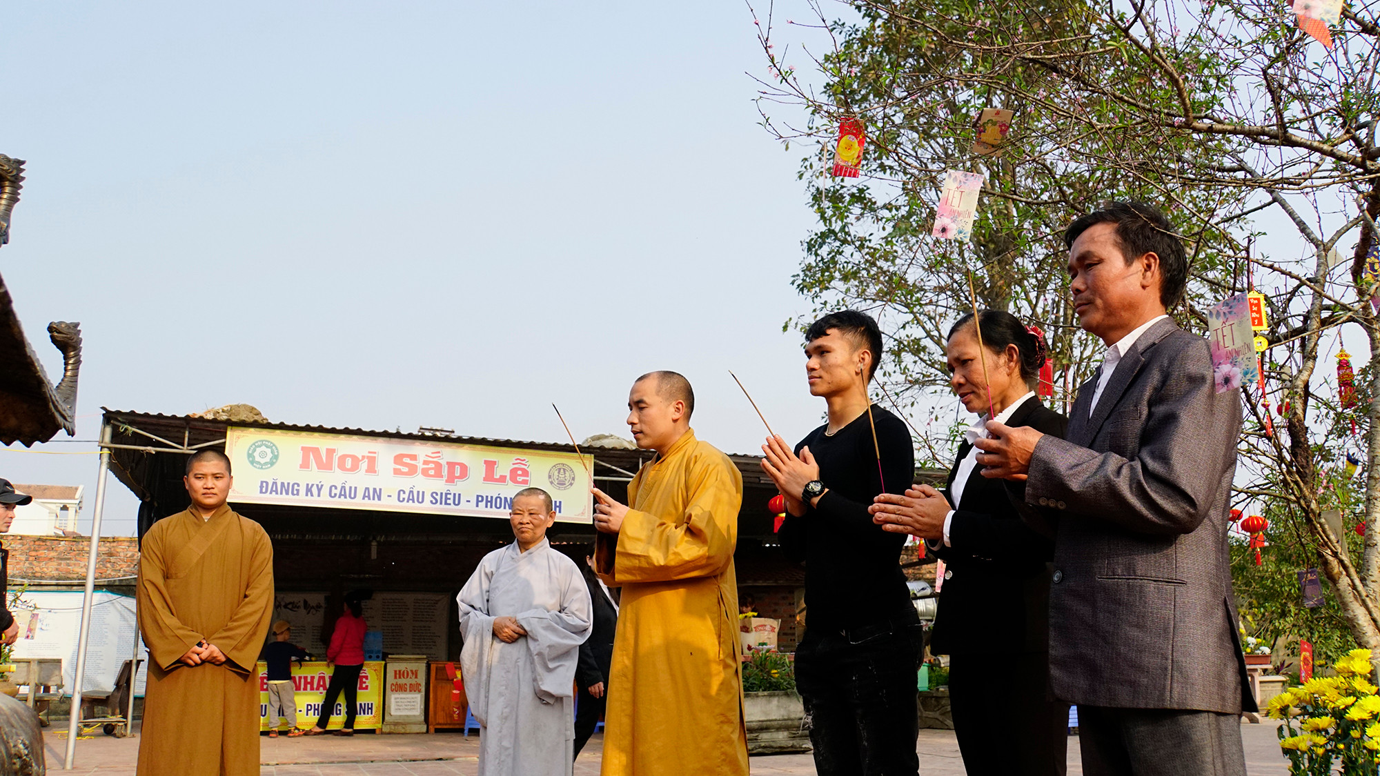 Ngay sau khi trở về quê nhà Yên Thành, Nghệ An vào ngày hôm qua (13/2), hậu vệ Phạm Xuân Mạnh cùng bố mẹ đến chùa Chí Linh dâng hương. Ảnh: Trung Kiên