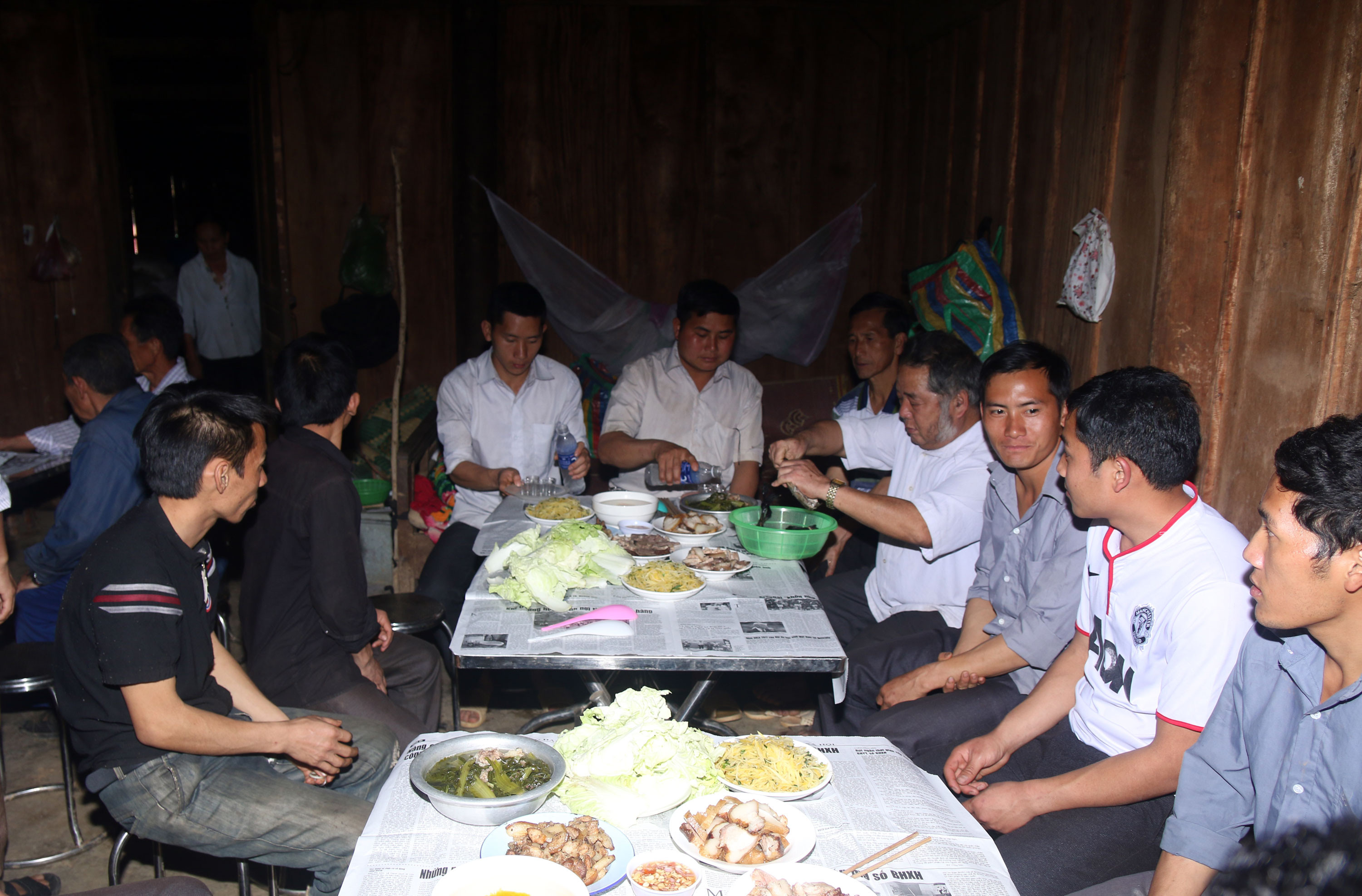 Ngày Tết cổ truyền là ngày hội lớn của cộng đồng người Mông ở Nghệ An, đây là dịp để mọi người ngồi bên chén rượu ngô hàn huyên tâm sự. Ảnh: Đào Thọ