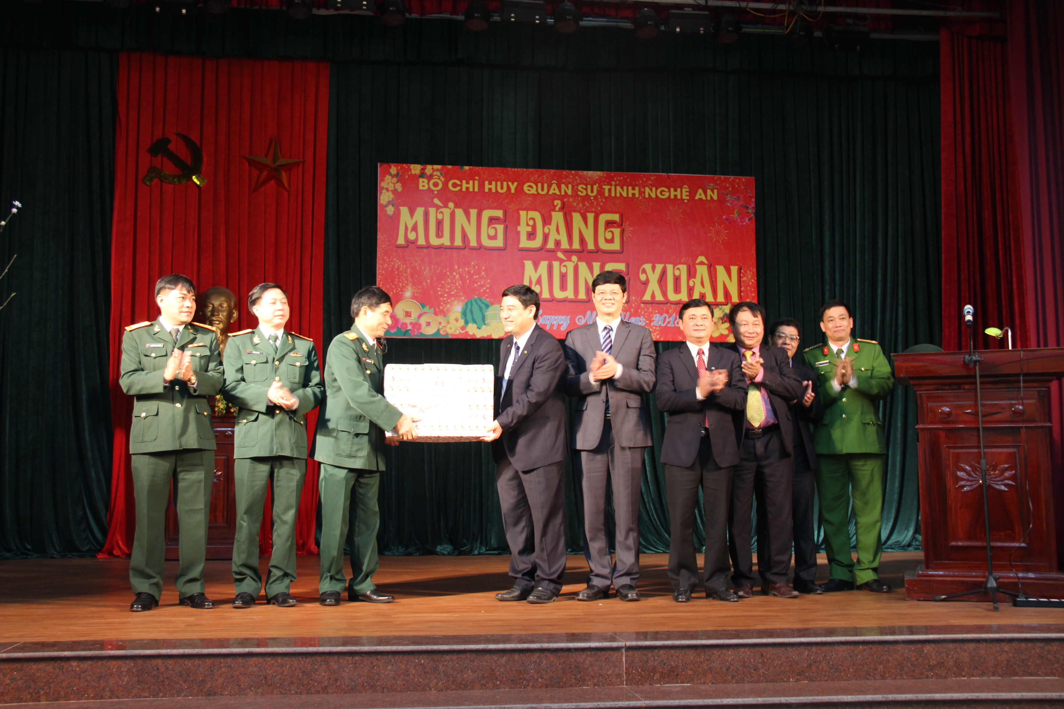 Bí thư Tỉnh ủy Nguyễn Đắc Vinh và đoàn công tác tặng quà cán bộ chiến sỹ Bộ chỉ huy Quân sự tỉnh. Ảnh: Hoài Thu