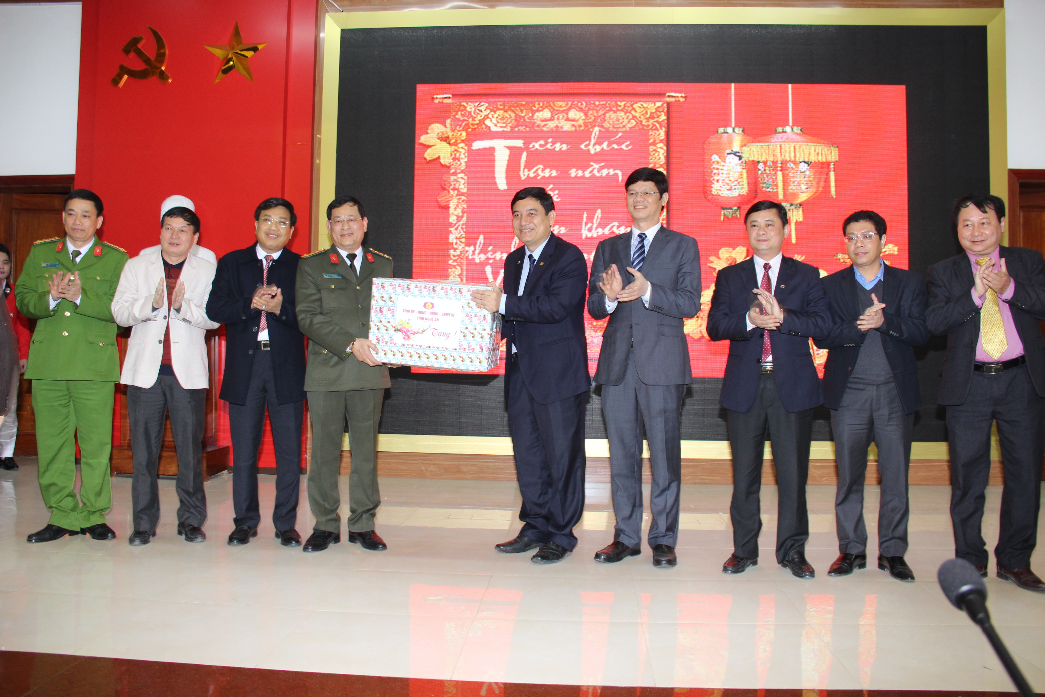 Bí thư Tỉnh ủy Nguyễn Đắc Vinh và đoàn công tác tặng quà cán bộ chiến sỹ Công an tỉnh. Ảnh: Hoài Thu