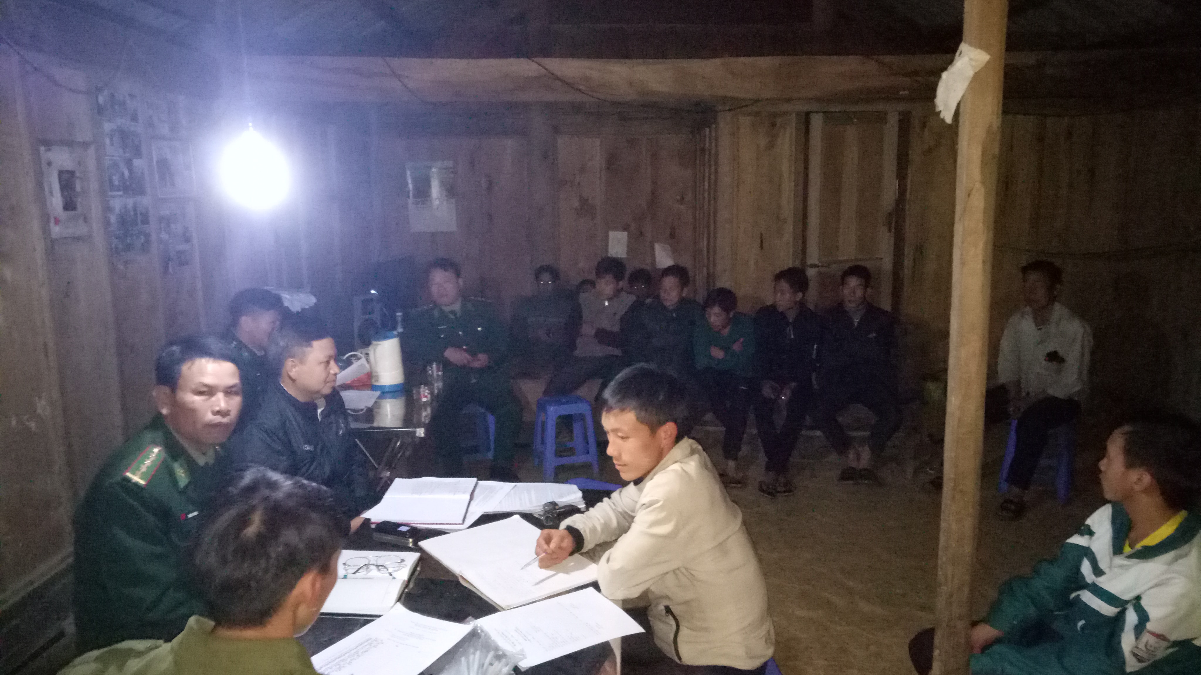 Đồn Biên phòng Na Ngoi phối hợp với địa phương tổ chức tuyên truyền, vận động đồng bào giao nộp vũ khí tại các điểm bản. Ảnh: Hùng Phong