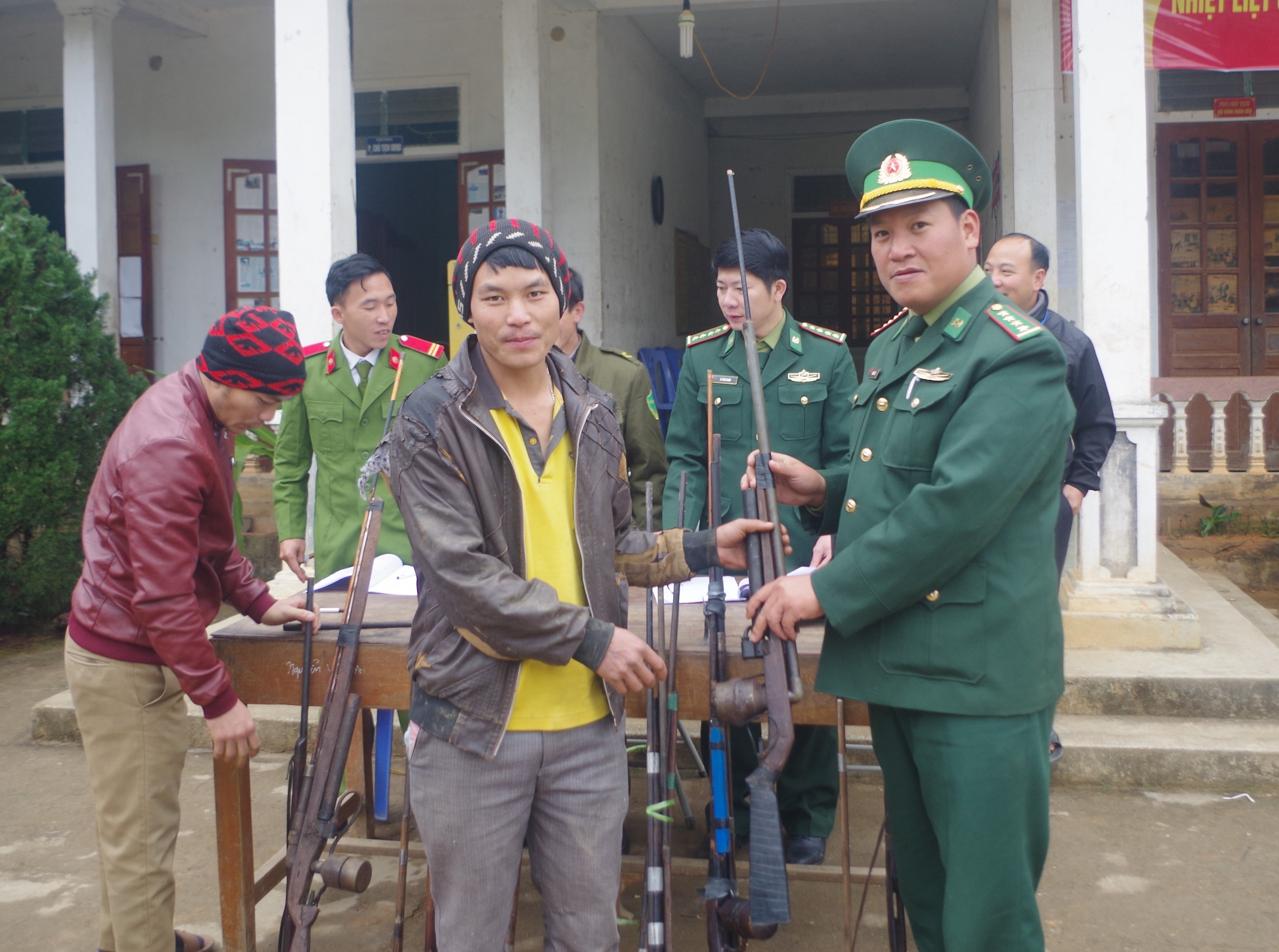 Người dân tự giác giao nộp vũ khí. Ảnh: Hùng Phong