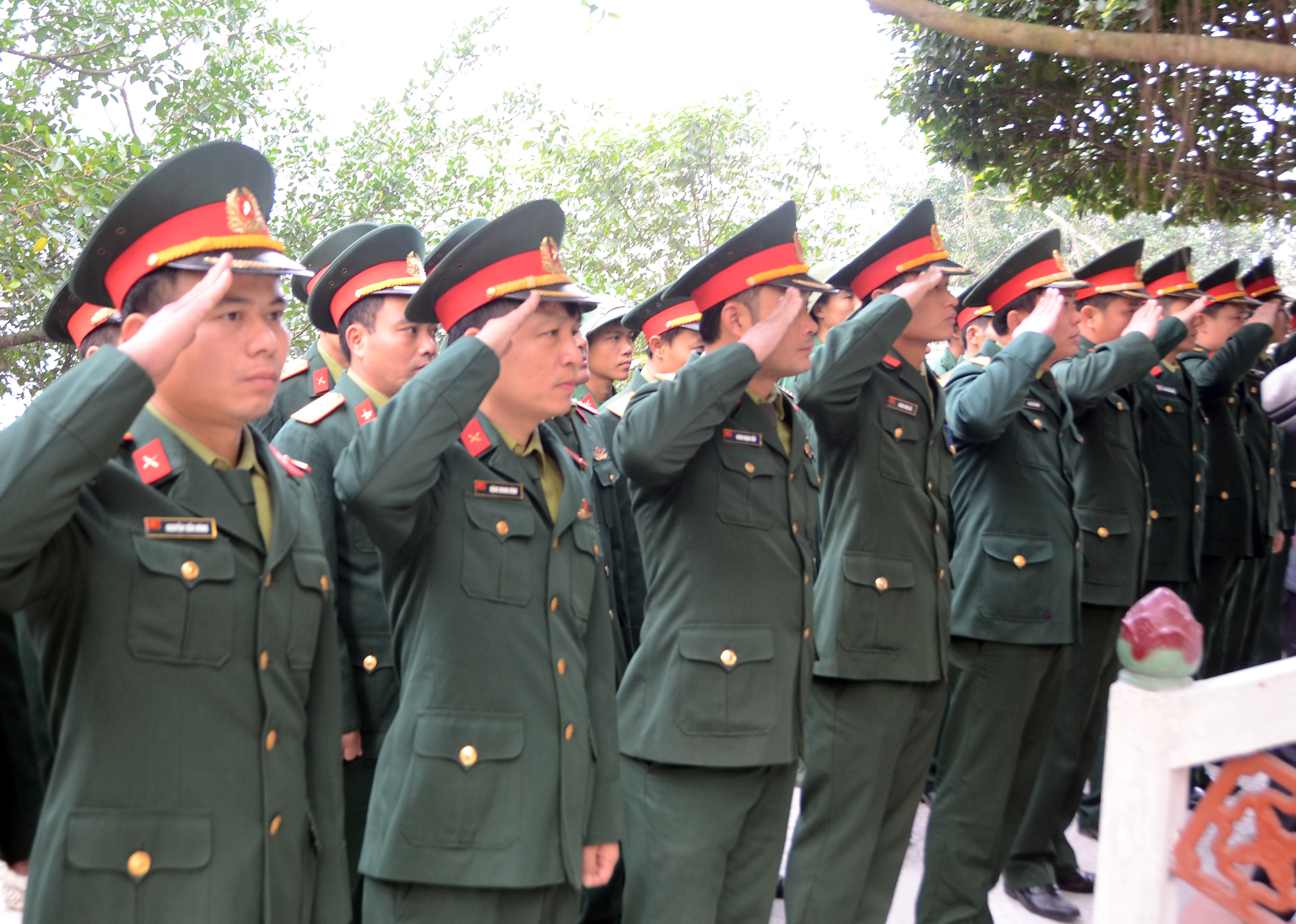 Cán bộ chiến sĩ Đảo Mắt thực hiện nghi lễ chào cờ đầu năm vào sáng Mùng Một Tết. Ảnh: Thành Chung