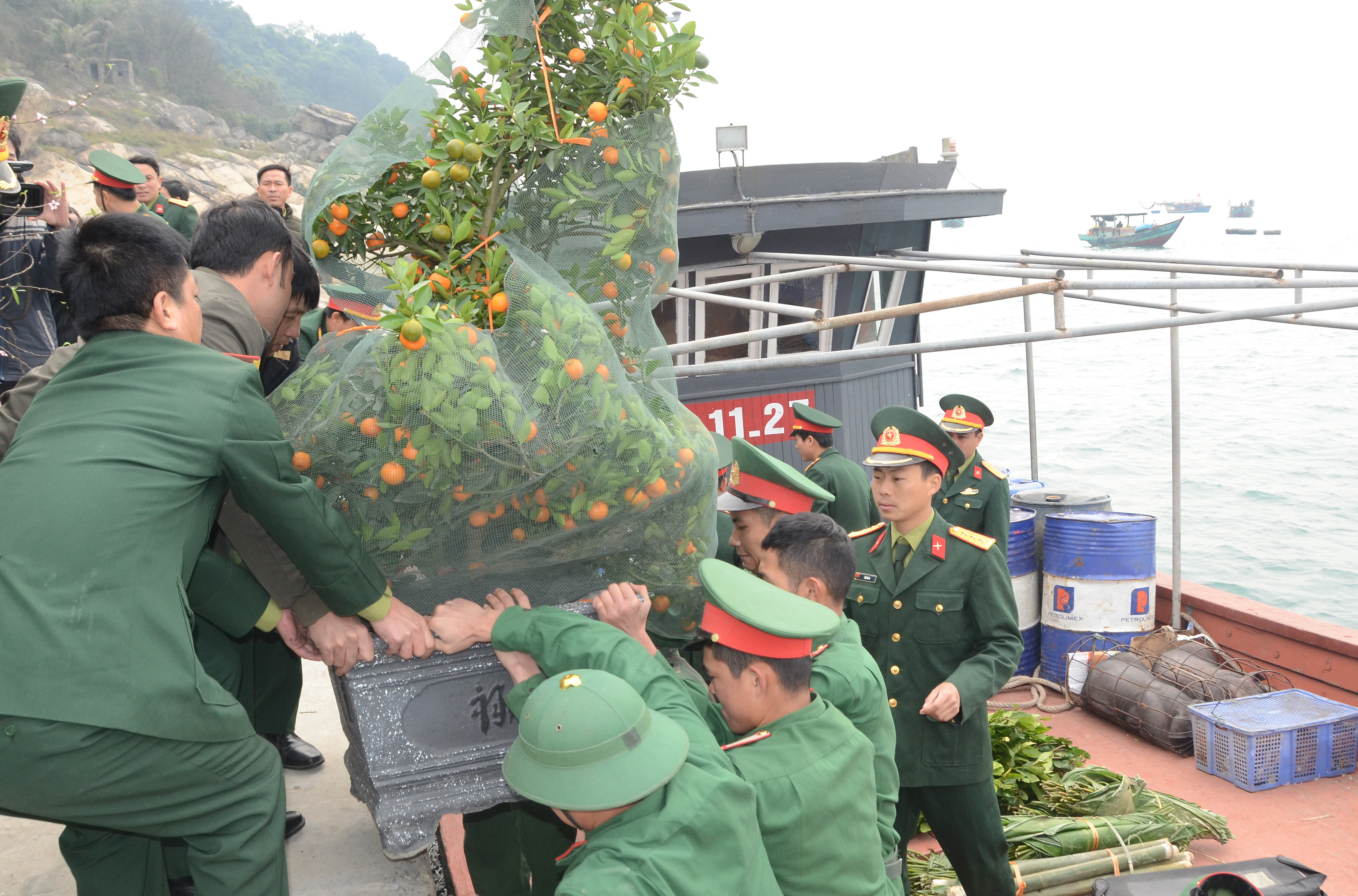 Tết đến, các cán bộ chiến sĩ Đảo Mắt đã nhận được rất nhiều món quà từ đất liền. Đó là cành đào, cây quất, đồ ăn tết. Ảnh: Thành Chung