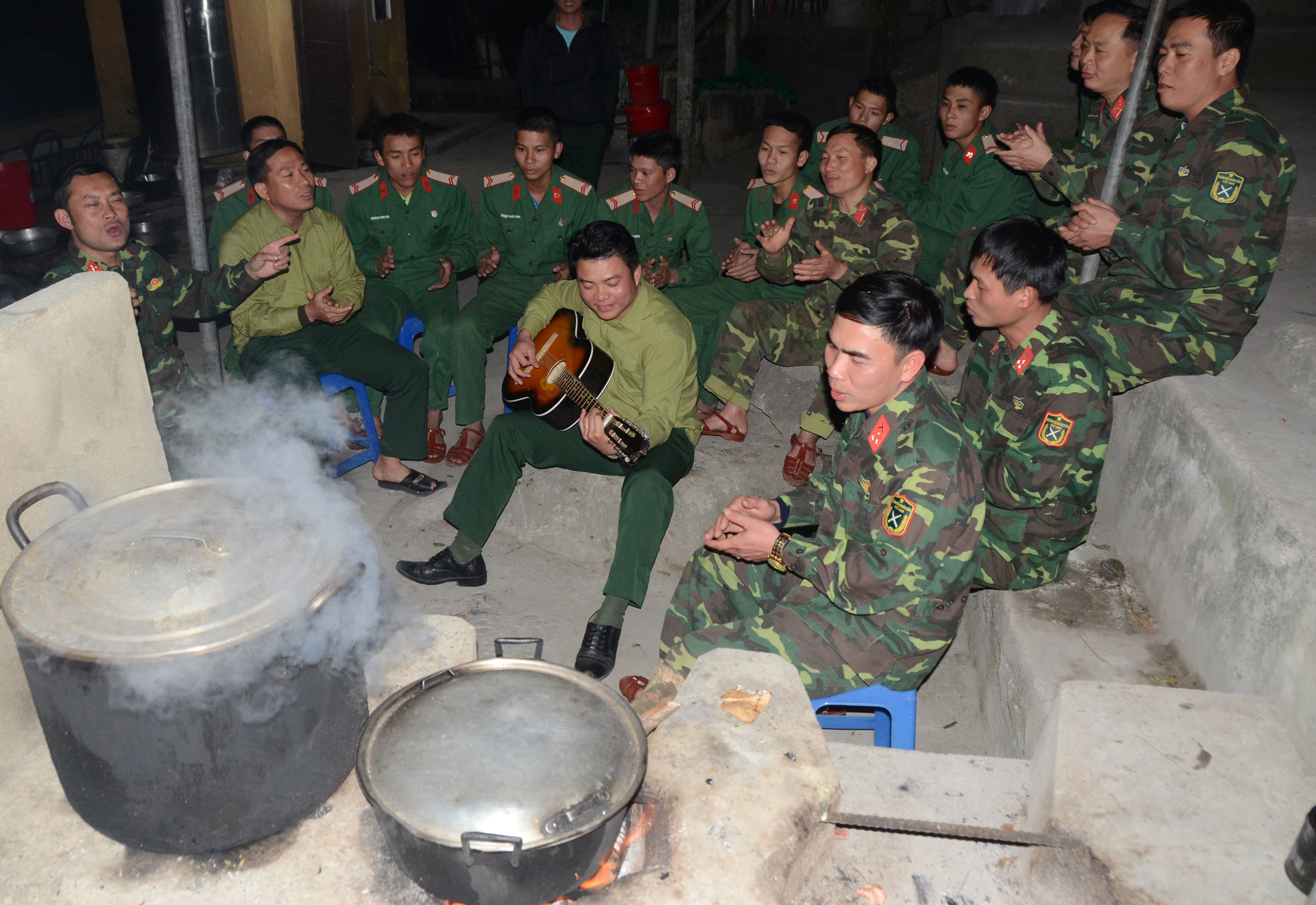 Văn nghệ đón Giao thừa bên nồi bánh chưng đỏ lửa. Ảnh: Thành Chung