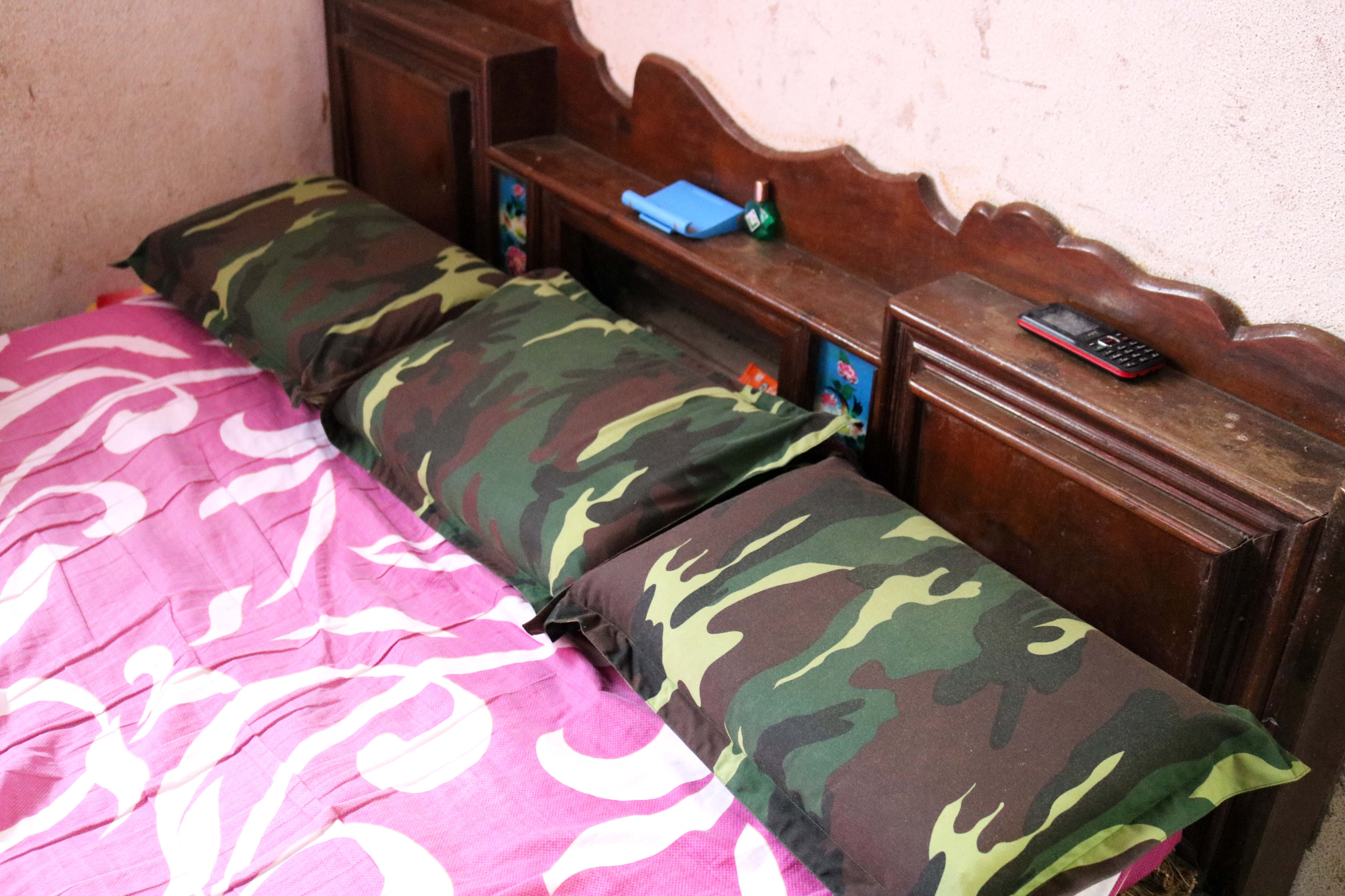 Giường ngủ cũng gọn gàng hơn khi mọi thứ được sắp đặt theo thể thức quân đội. Ảnh: Huy Thư