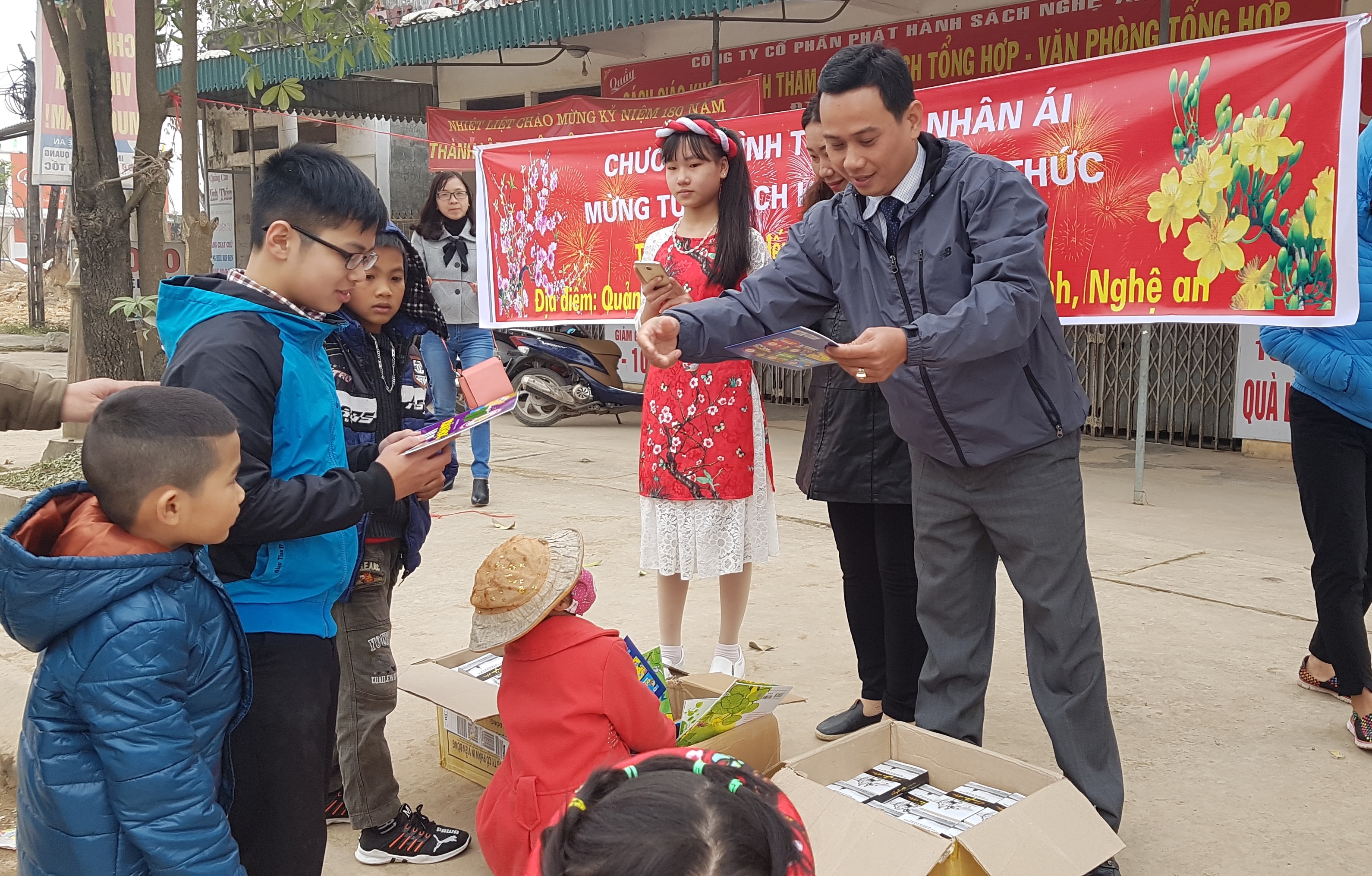 Nhiều bạn nhỏ hào hứng với những cuốn sách được lì xì. Ảnh: Phan Hiền