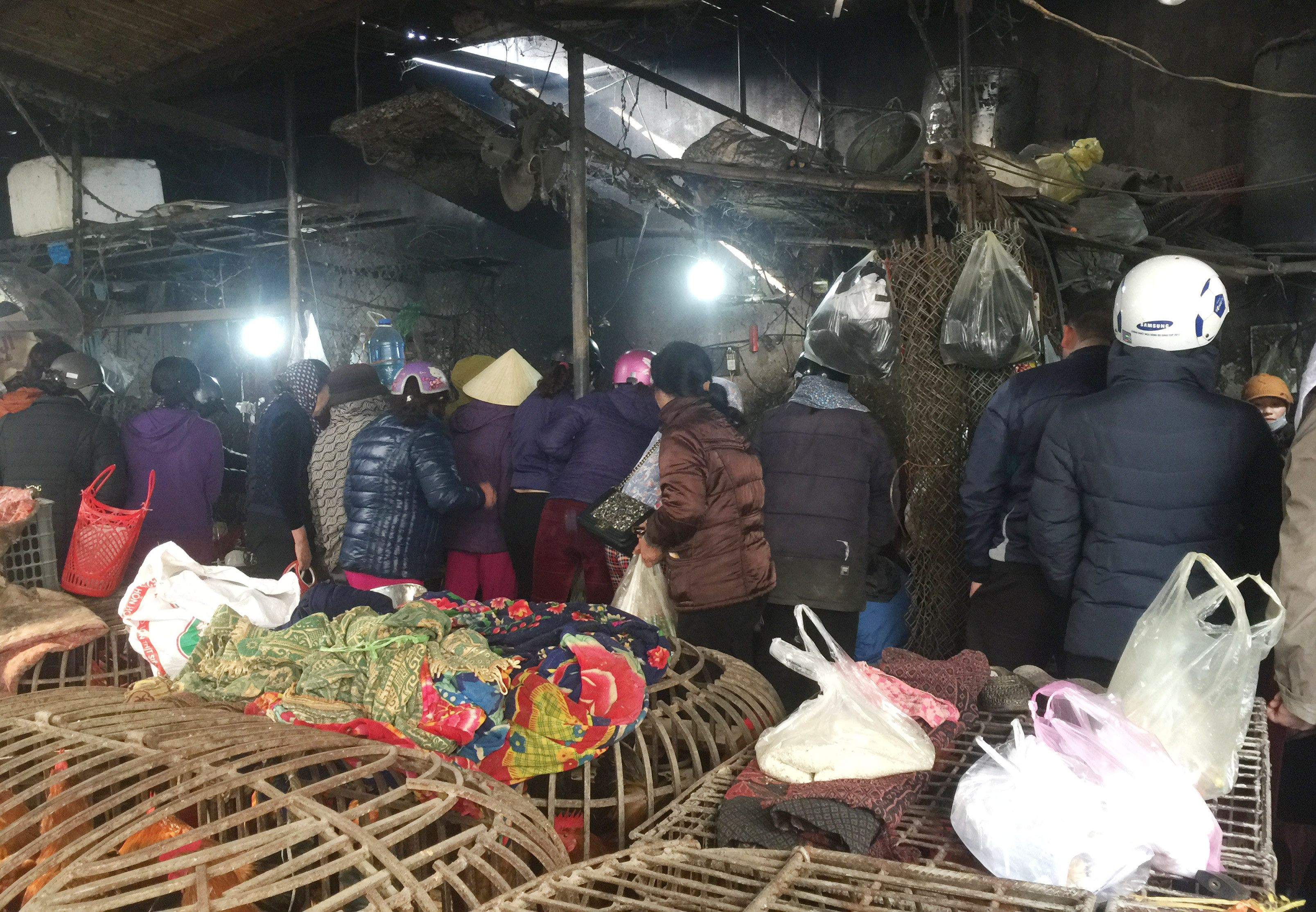 Từ sáng sớm đã có rất nhiều người chờ làm gà ở chợ Hưng Dũng. Ảnh: Việt Phương