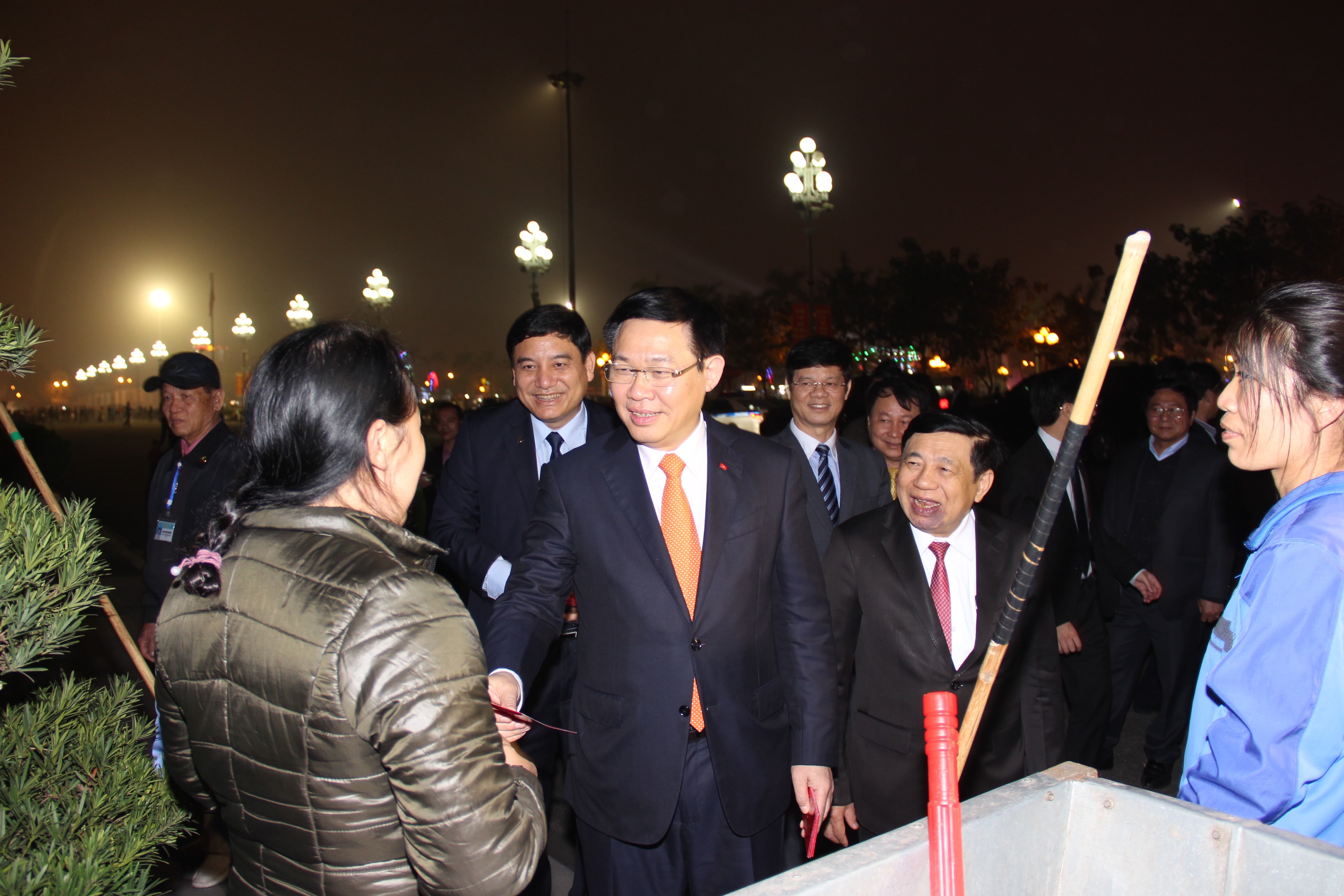 Phó Thủ tướng Chính phủ Vương Đình Huệ chú tế các công nhân lao động dọn vệ sinh môi trường tại Quảng trường Hồ Chí Minh. Ảnh: H.T