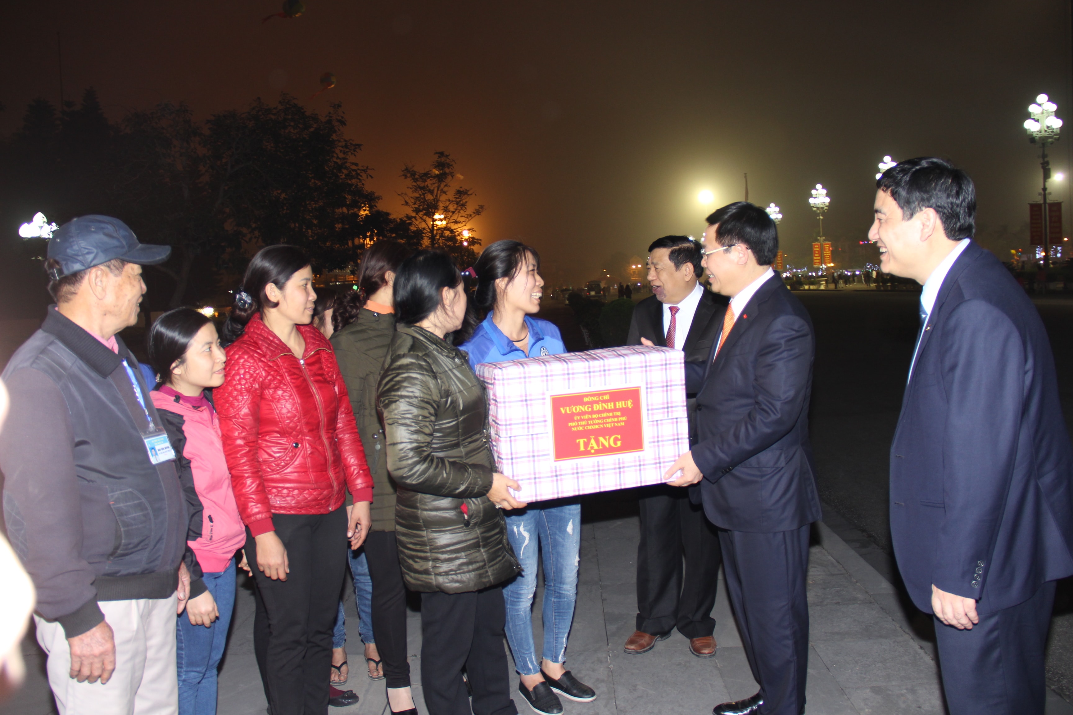 Phó Thủ tướng Chính phủ Vương Đình Huệ tặng quà cho các công nhân lao động dọn vệ sinh môi trường tại Quảng trường Hồ Chí Minh. Ảnh: H.T