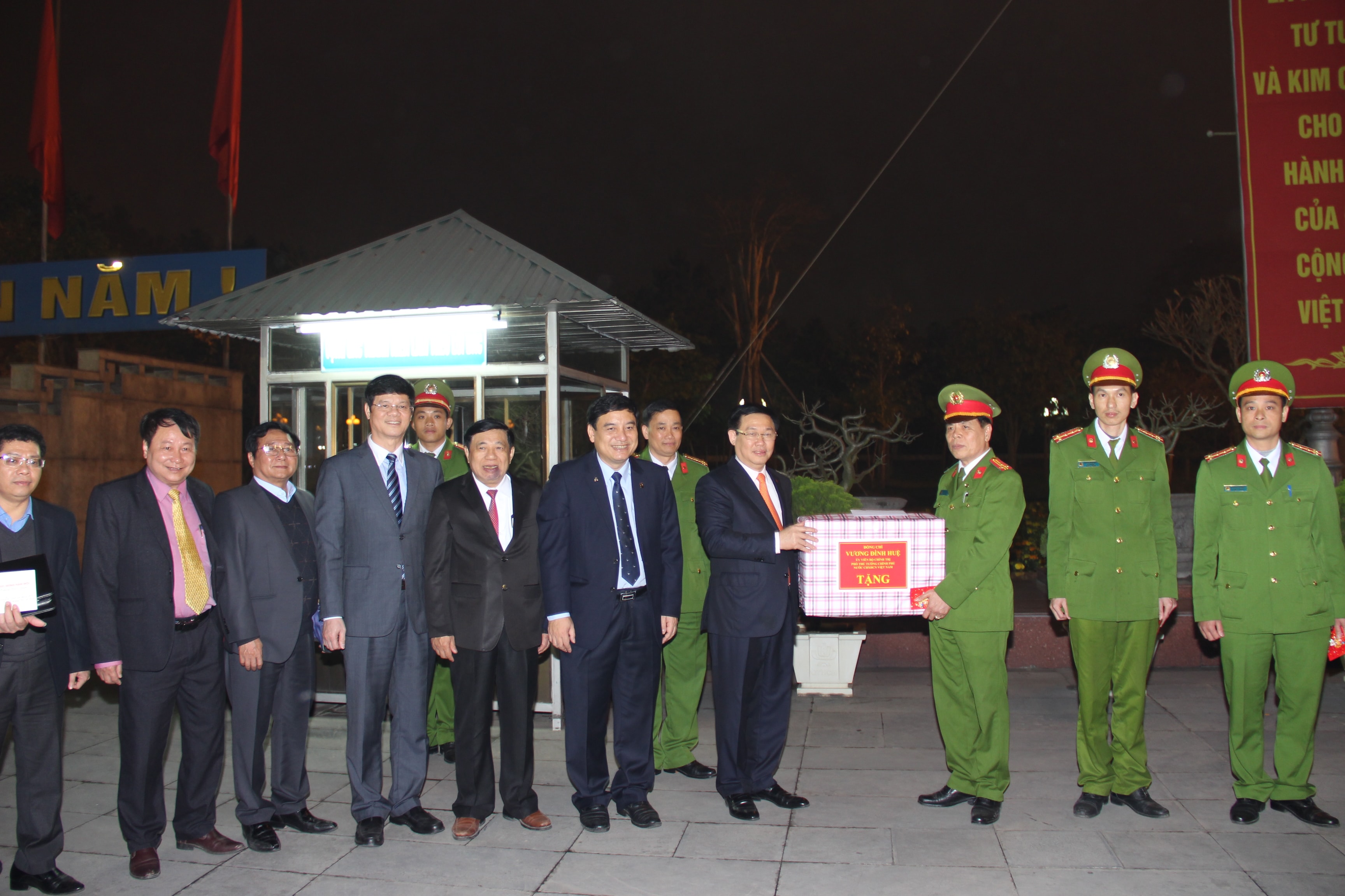 Phó Thủ tướng Chính phủ Vương Đình Huệ tặng quà tết Đội bảo vệ mục tiêu tại Quảng trường Hồ Chí Minh. Ảnh: Hoài Thu