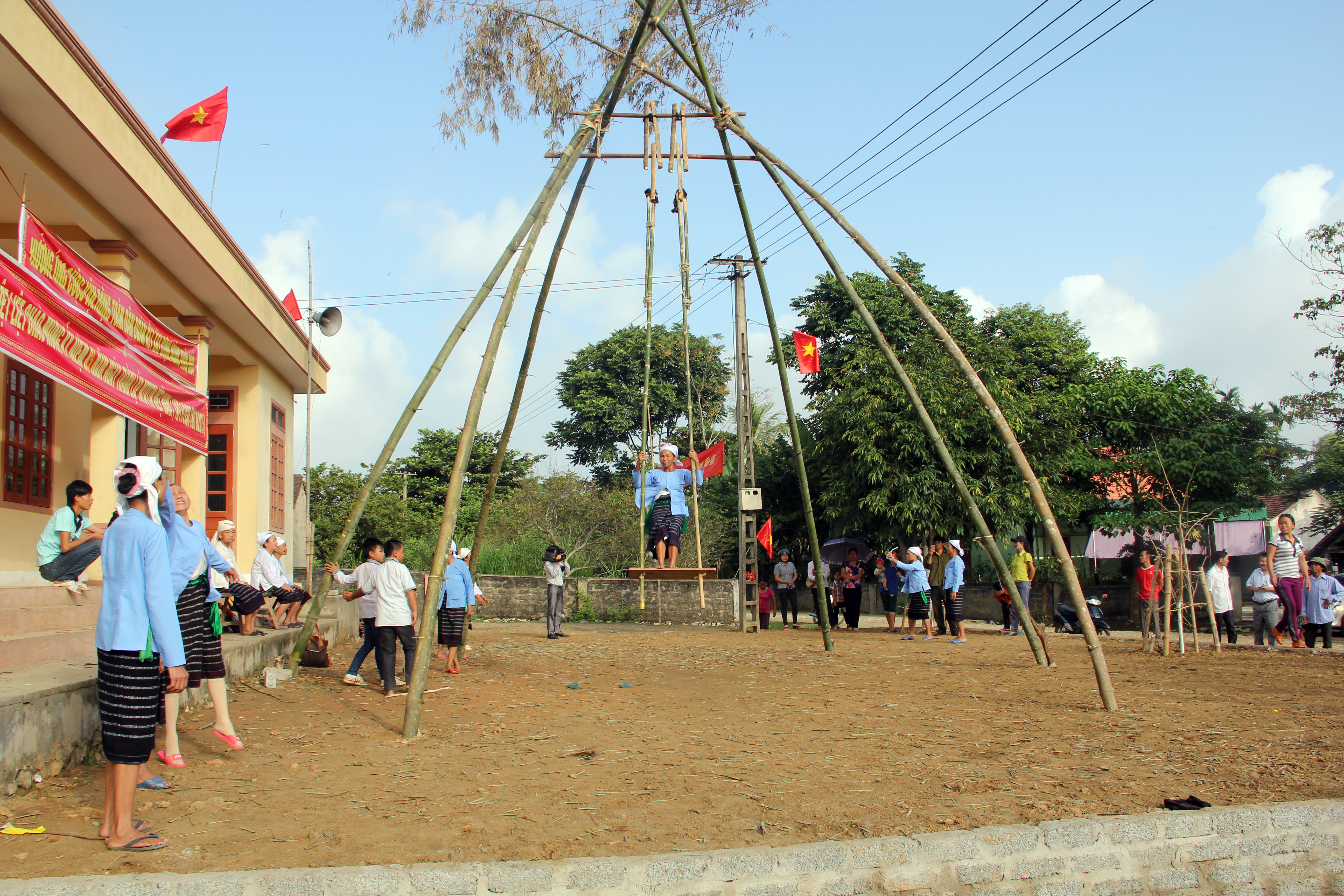 Người Thổ vui trò đánh đu. Ảnh: Hồ Phương